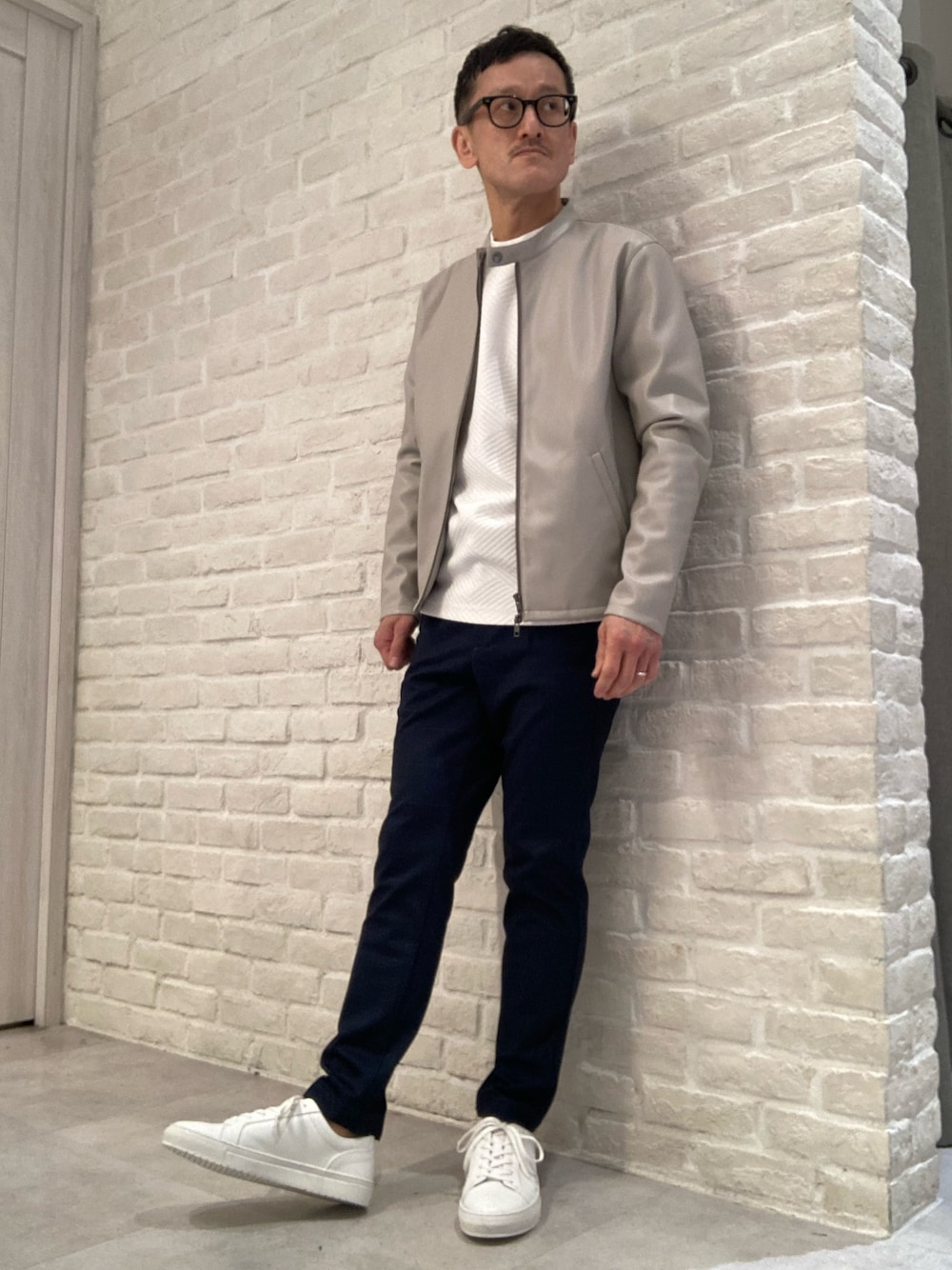 「スニーカー、スニーカーコーデ、レザースニーカー、春コーデ、春カラー、アルフレッド･バニスター(alfredoBANNISTER)、春服コーデ、大人コーデ、オトナカジュアル、メンズコーデ、シンプルスタイル、休日コーデ」｜「alfredoBANNISTERの【SHOO IN SHOE】定番 究極のベーシック オールレザースニーカー 一部店舗＋WEB限定（スニーカー、ホワイト系）」を使った、nobgさん（メンズ・171cm）の春コーディネートの1枚目の写真