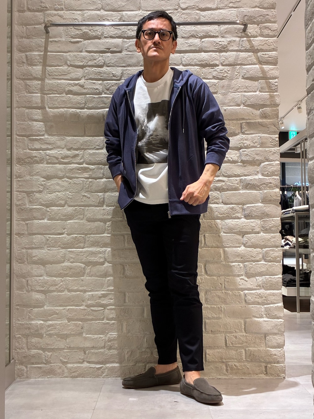 グレー系のスリッポンを着用したメンズの春コーディネートの1枚目の写真