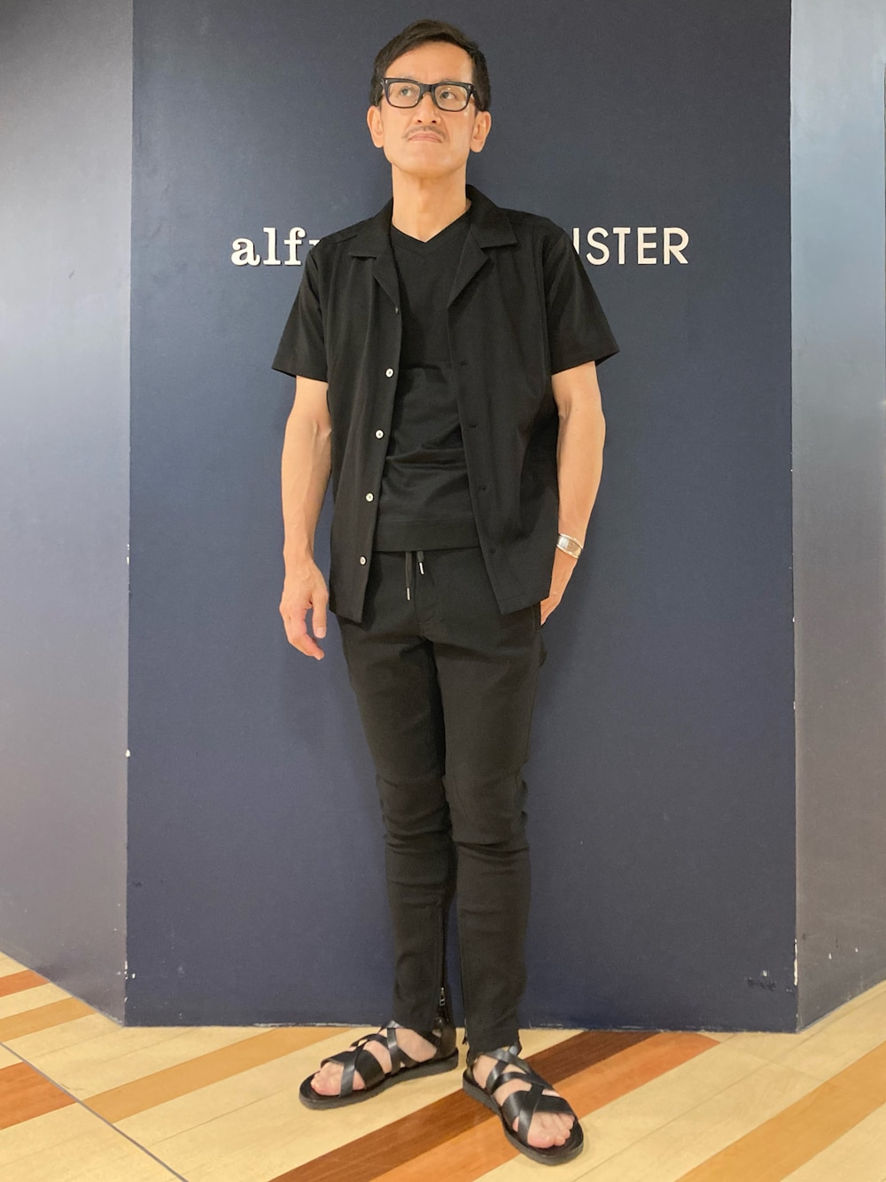 「夏コーデ、休日スタイル、ブラック、ブラックコーデ、グラディエーターサンダル、レザーサンダル」｜「5351 POUR LES HOMMESのコンビネーションメッシュ 半袖シャツ（シャツ/ブラウス、ブラック系）」を使った、nobgさん（メンズ・171cm）の夏コーディネートの1枚目の写真