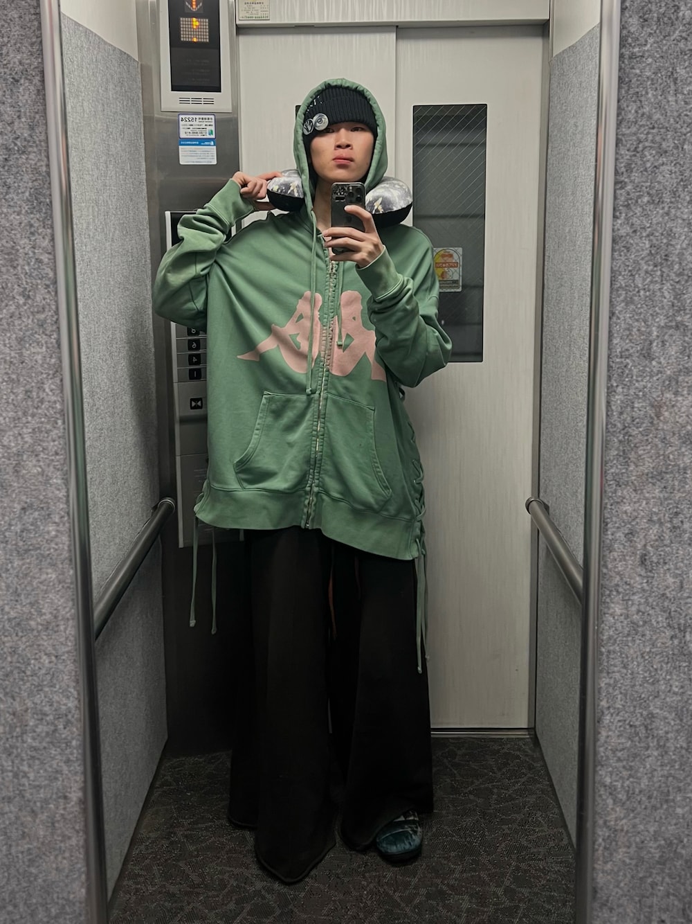 「今日のコーデ、ジップパーカー、ラフコーデ、スウェットパンツ、トラベル、飛行機スタイル」｜「FAITH CONNECTION×KAPPAのアイテム（パーカー、グリーン系）」を使った、しょーたさん（メンズ・180cm）の冬コーディネートの1枚目の写真