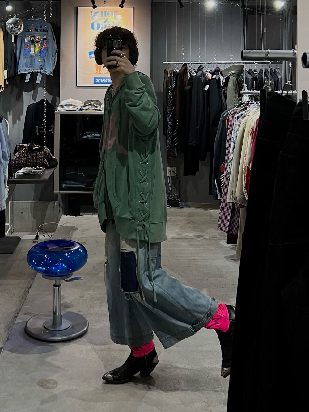 「最近のいい感じコーデ、ショーツ、ハーフパンツ、デニムショートパンツ、パーカー、ウエスタンブーツ、ブーツ、大人カジュアル」｜「faith conectionのアイテム（パーカー、グリーン系）」を使った、しょーたさん（メンズ・180cm）の春コーディネートの1枚目の写真