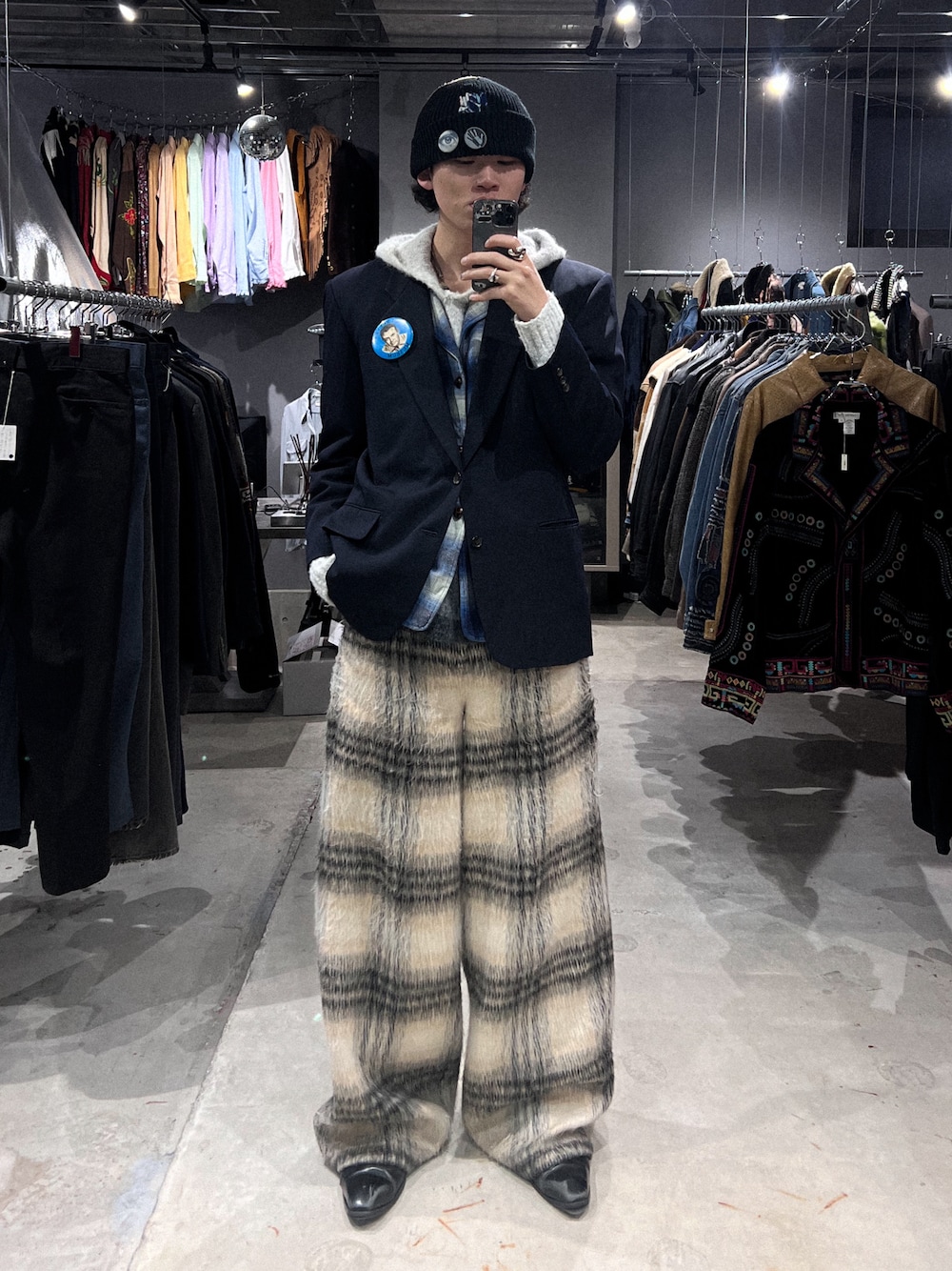 「チェック、チェックパンツ、ジャケット、ジャケットスタイル、テーラードジャケット、ニット、パーカー、レイヤードスタイル、古着MIX、ニット帽、おでかけコーデ、オトナカジュアル、休日スタイル、着回しコーデ」｜「89's COMME DES GARÇONS HOMMEの89's COMME DES GARÇONS HOMME（テーラードジャケット、ブルー系）」を使った、しょーたさん（メンズ・180cm）の冬コーディネートの1枚目の写真