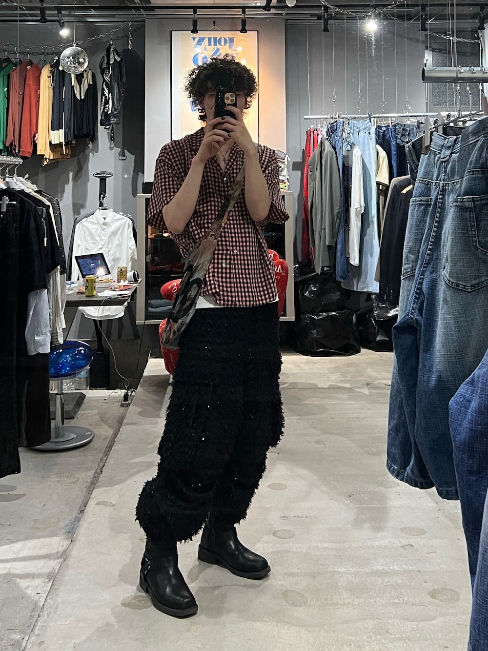 「古着MIX、カーゴパンツ、ブーツ、ショルダーバッグ、チェック」｜「Jean Paul Gaultierのアイテム（シャツ/ブラウス、ピンク系）」を使った、しょーたさん（メンズ・180cm）の春コーディネートの1枚目の写真