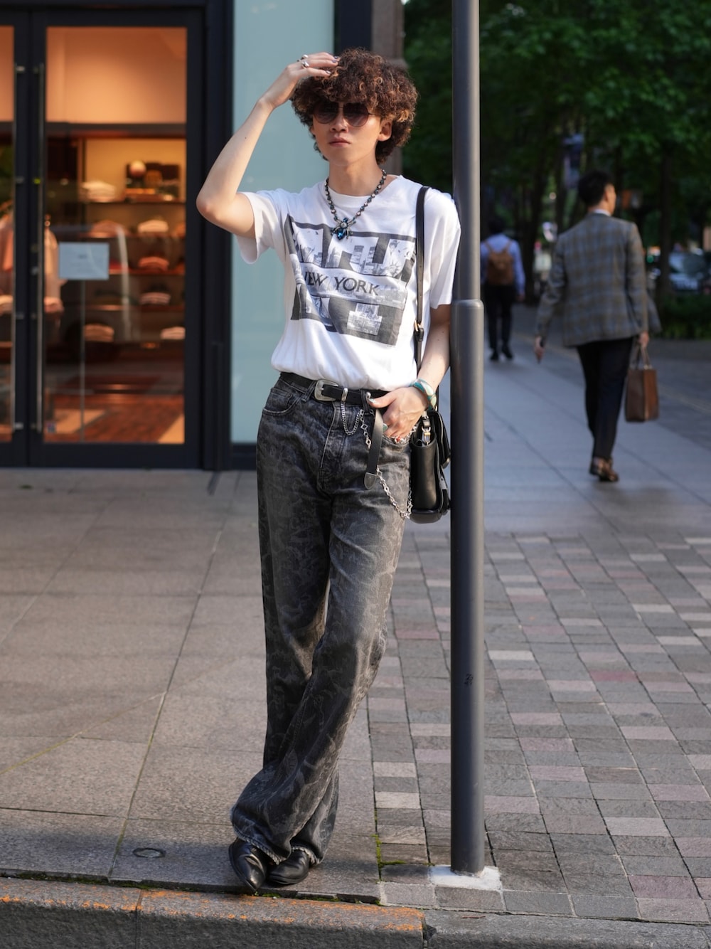「夏コーデ、さらっと晴れやかスナップ、きれいめカジュアル、タックイン、Tシャツ、夏だ！Tシャツ着よう！、シンプルスタイル、休日スタイル、お出かけコーデ、メンズファッション、ショルダーバッグ、サングラス、ブーツ」｜「VINTAGEのアイテム（Tシャツ/カットソー、ホワイト系）」を使った、しょーたさん（メンズ・180cm）の夏コーディネートの1枚目の写真