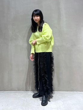 ニット/セーターを使った「ネオンカラー」の人気ファッション 