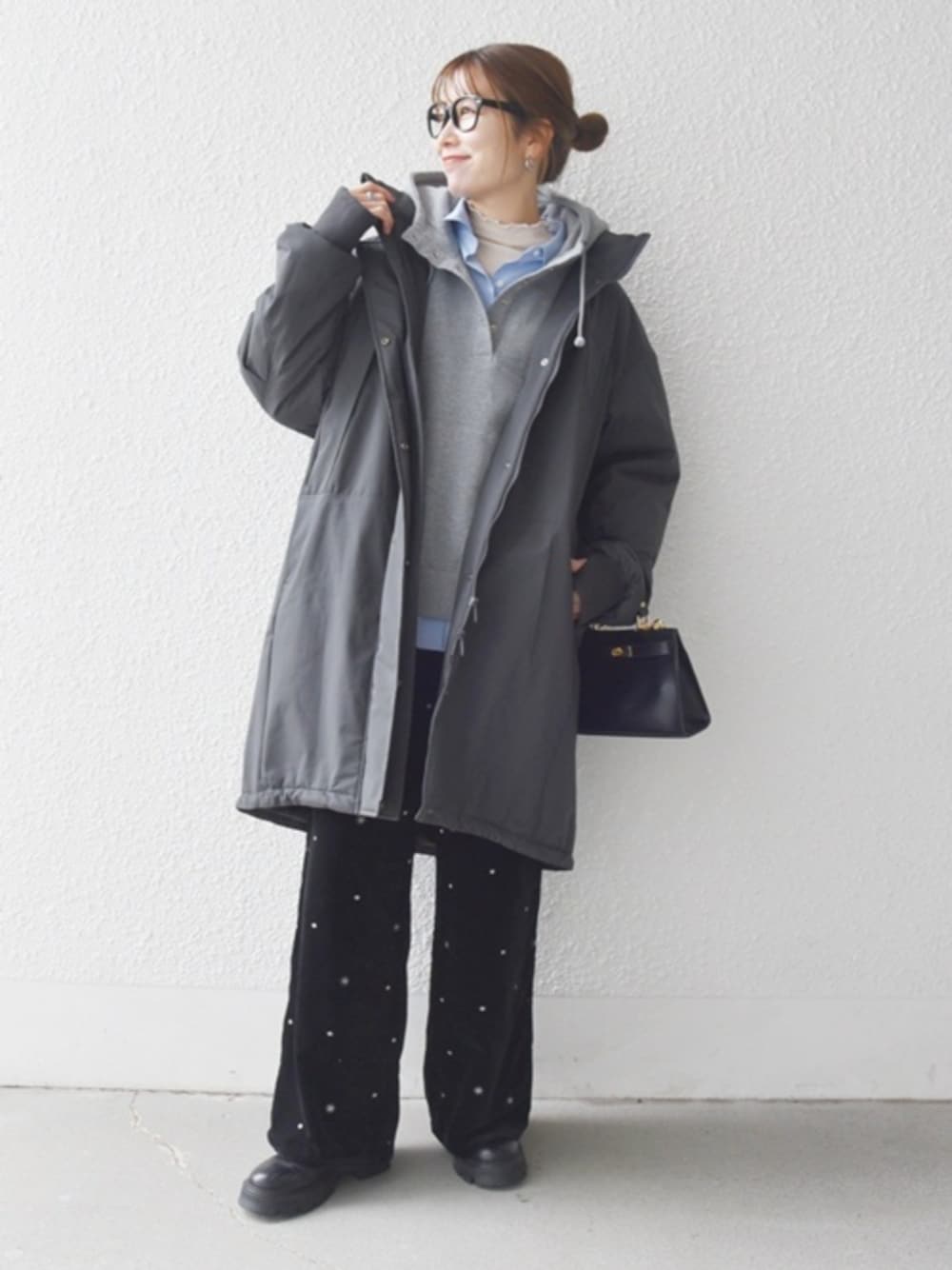 ブラック系のブーツ、ブルー系のシャツ/ブラウス、グレー系のパーカーを着用したレディースの冬コーディネートの1枚目の写真