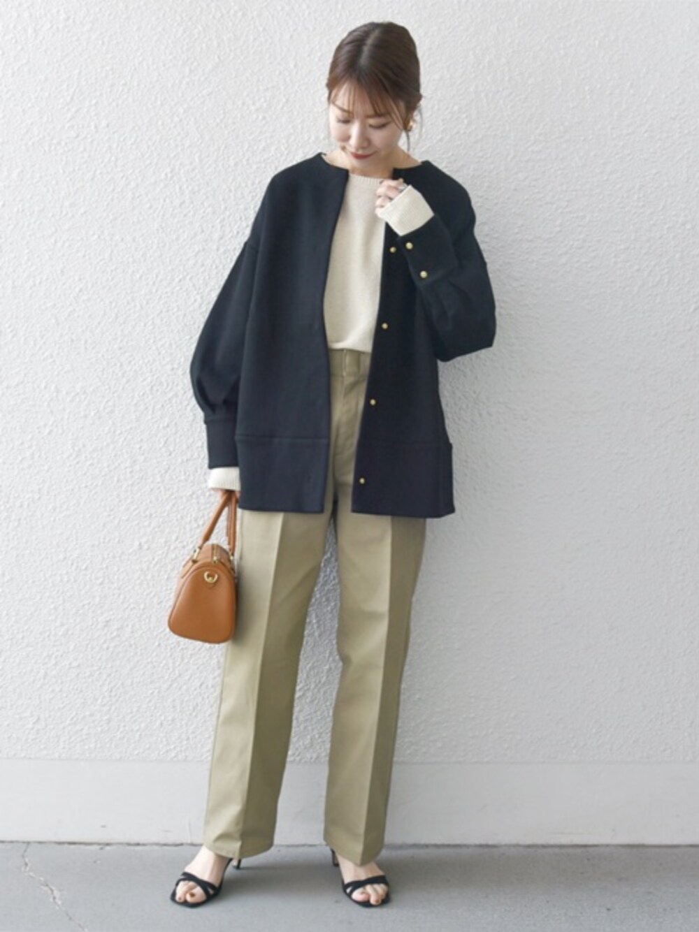 「春服、きれいめコーデ、パンツスタイル、ノーカラージャケット、ノーカラーコート、羽織り、ニット、春ニット、コクーンシルエット、サンダル、ジャケット、ジャケットスタイル、骨格ナチュラル、イエベ春、チノパン」｜「SHIPS anyのSHIPS any: クロス ストラップ サンダル（サンダル、ブラック系）」を使った、机さん（骨格ナチュラル・レディース・166cm）の冬コーディネートの1枚目の写真