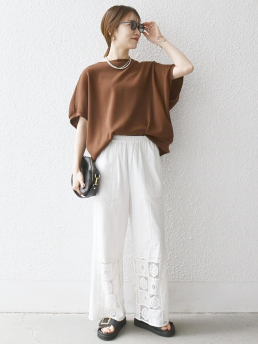 「ワッフル、夏服コーデ、オトナ女子、シンプルスタイル、シンプルコーデ、Tシャツ、ブラウン、サンダル、骨格ナチュラル、SHIPS any、シップスエニィ、イエベ春、夏ルックで気分アップ、休日スタイル、ビッグシルエット」｜「SHIPS anyのSHIPS any: バックル ベルト プラットフォーム サンダル（サンダル、ブラック系）」を使った、机さん（骨格ナチュラル・レディース・166cm）の夏コーディネートの1枚目の写真