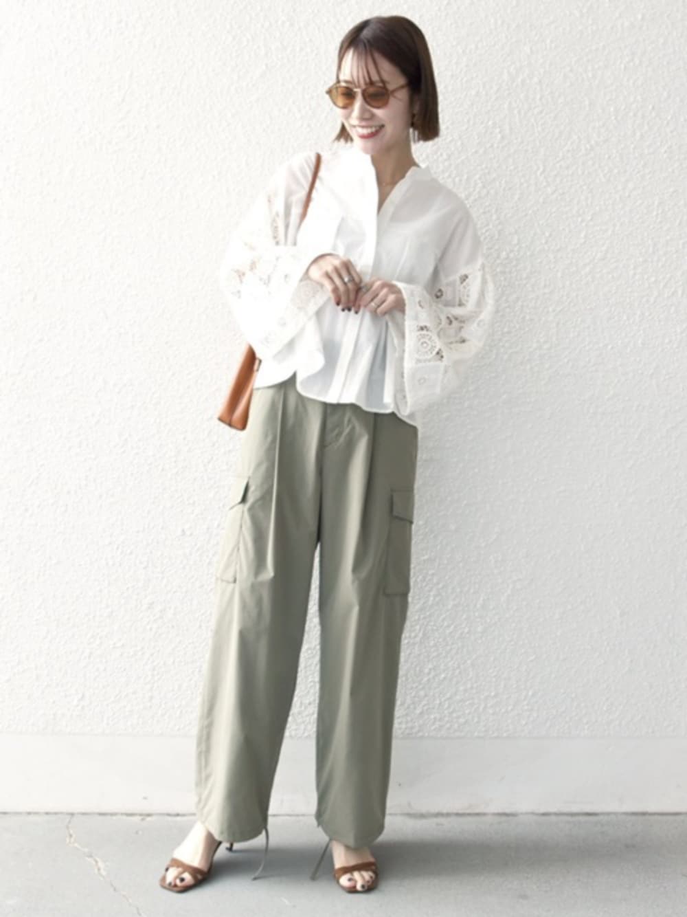 「ブラウス、オリーブ、シャツ、刺繍、刺繍ブラウス、刺繍トップス、サンダル、カーゴパンツ、SHIPS any、シップスエニィ、サングラス、バンドカラーシャツ、バンドカラー、オトナ女子、オトナカワイイ」｜「SHIPS anyのSHIPS any: UVカット サングラス 24SS（サングラス、ブラウン系）」を使った、机さん（骨格ナチュラル・レディース・166cm）の冬コーディネートの1枚目の写真