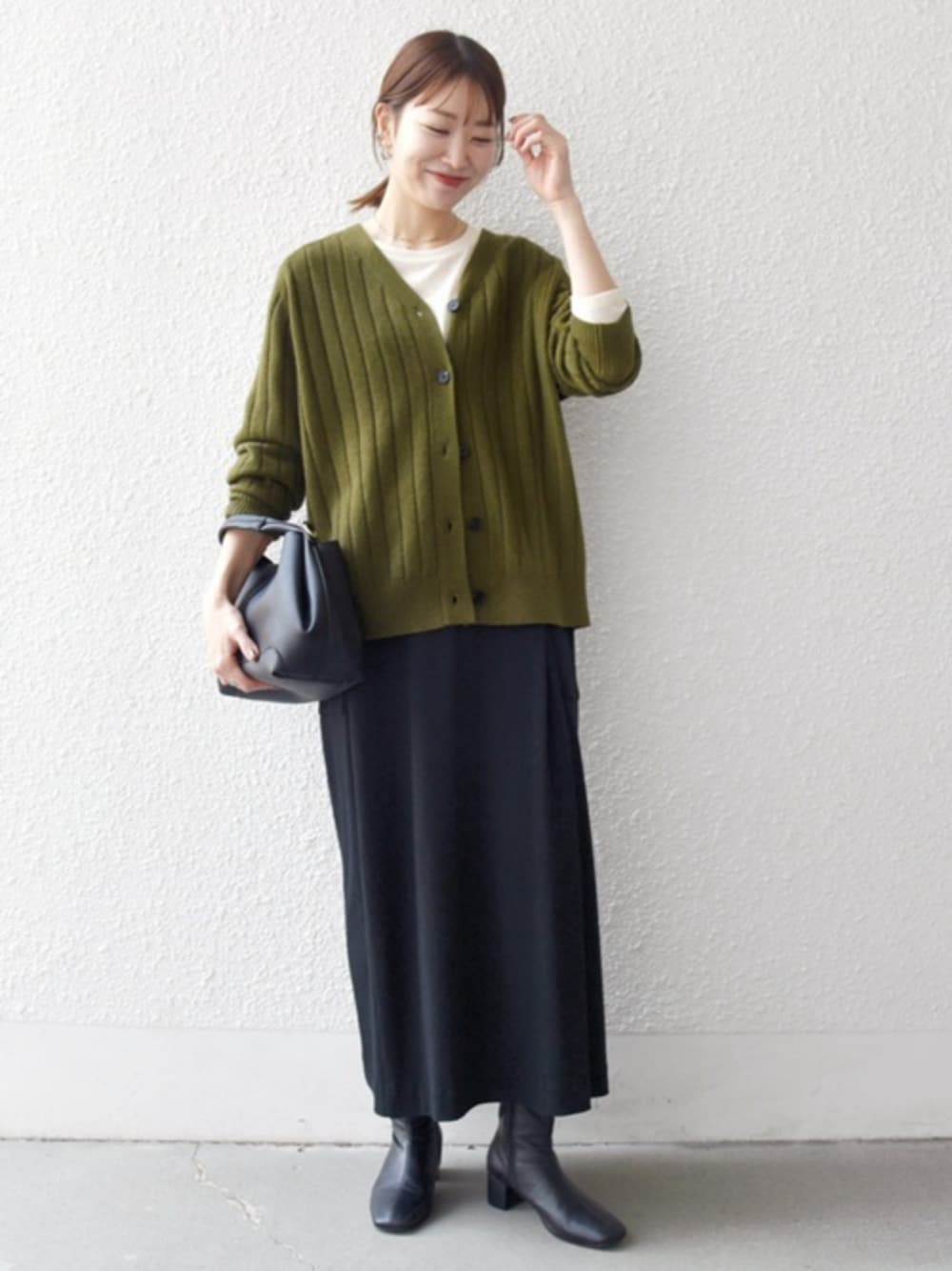 グリーン系のカーディガン/ボレロを着用したレディースの秋コーディネートの1枚目の写真