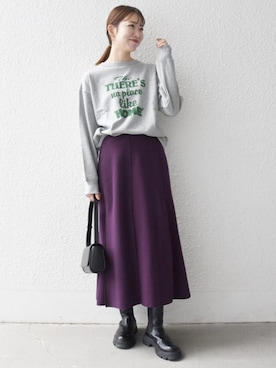 「アイテム（スカート、パープル系）」を使った、机さん（レディース・166cm）の秋コーディネート