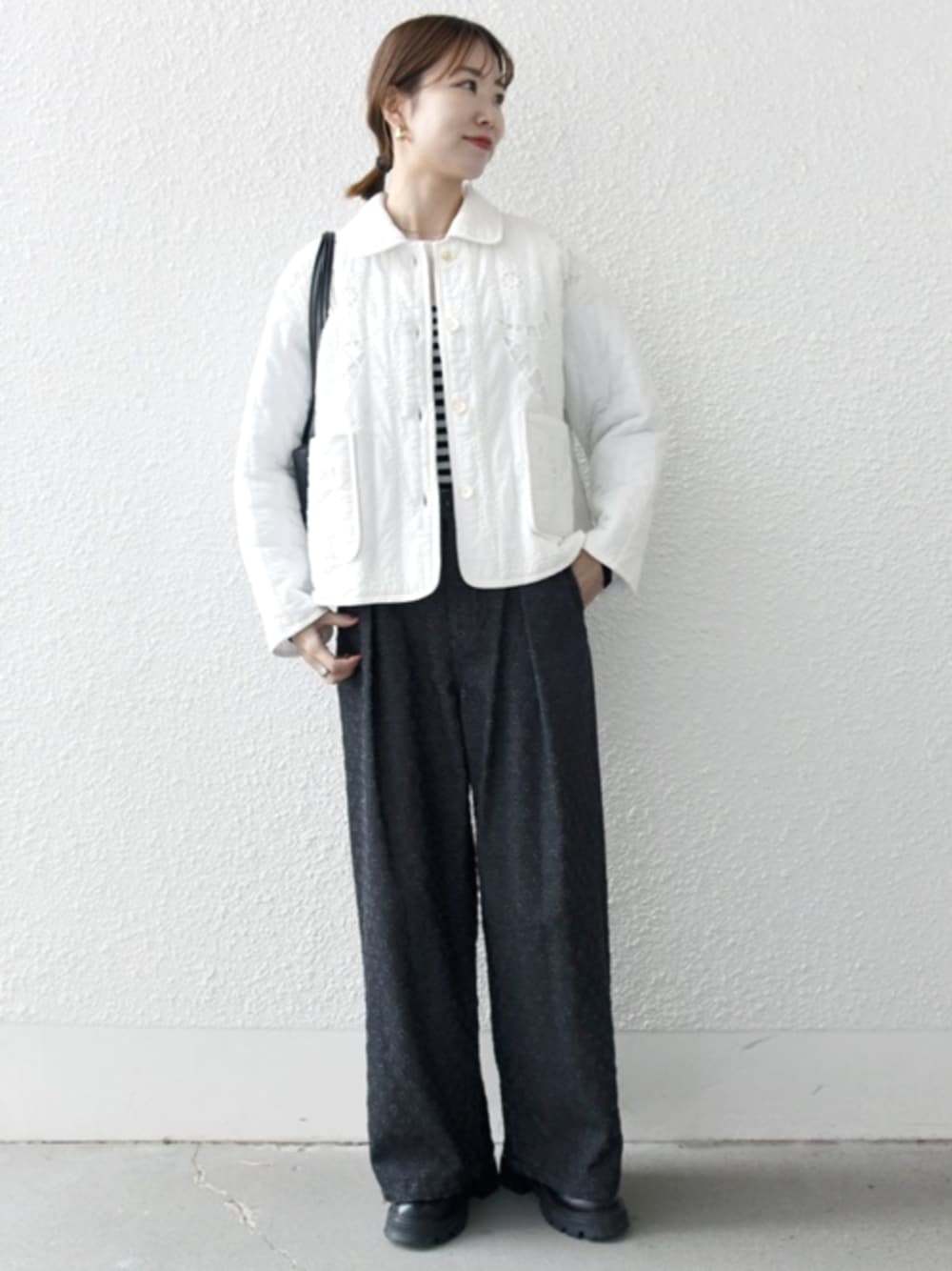 「カジュアルコーデ、ホワイトコーデ、ワイドパンツ、ワイドデニム、刺繍、ジャケット、SHIPS any、シップスエニィ、デニム、休日スタイル、きれいめカジュアル、骨格ナチュラル、イエベ春、ブラックデニム、カジュアル」｜「SHIPS anyのbon_meur:〈手洗い可能〉中綿 エンブロ キルト コンパクト ジャケット（その他アウター、ホワイト系）」を使った、机さん（レディース・166cm）の冬コーディネートの1枚目の写真