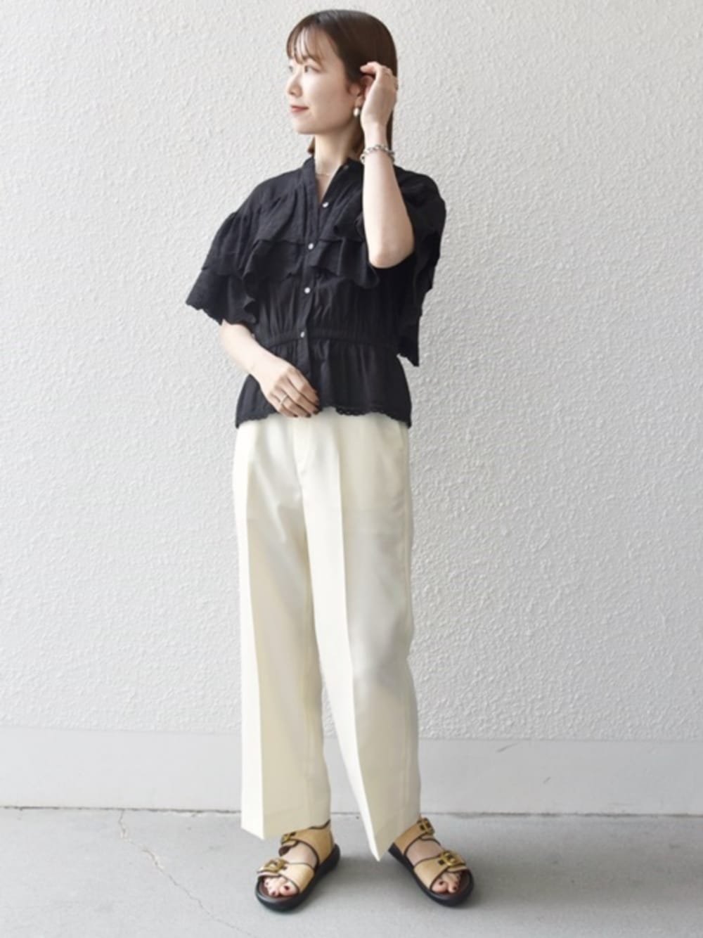 「春夏コーデ、ブラウス、きれいめカジュアル、フリル、ベルトサンダル、刺繍、刺繍ブラウス、SHIPS any、シップスエニィ、ぺプラムトップス、ラインパンツ、シンプルコーデ、パンツスタイル、カジュアルスタイル」｜「SHIPS anyのSHIPS any:〈洗濯機可能〉バスケット ウエスト ライン パンツ（その他パンツ、ベージュ系）」を使った、机さん（レディース・166cm）の春コーディネートの1枚目の写真