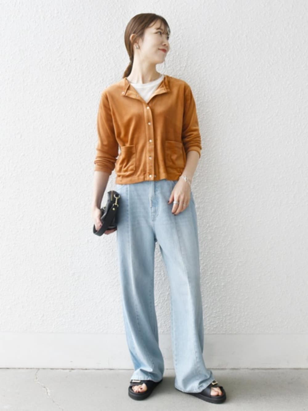 「秋服準備はじめました、ロンT、秋服、オトナカワイイ、カジュアルコーデ、キャメル、デニム、デニムパンツ、サイドライン、ベロア、カーディガン、SHIPS any、シップスエニィ、骨格ナチュラル、イエベ春」｜「SHIPS anyのSHIPS any:〈洗濯機可能〉サイドライン ストレート ワイド デニム パンツ［SHIPS any DENIM］（デニムパンツ、ブルー系）」を使った、机さん（骨格ナチュラル・レディース・166cm）の秋コーディネートの1枚目の写真