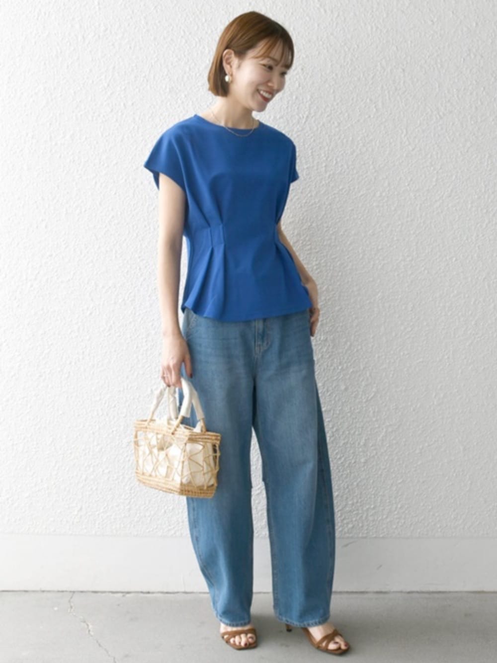 「デニム、きれいめカジュアル、夏ファッション、デニムコーデ、サンダル、Tシャツ、ブルー、カラーコーデ、ワイドデニム、シップスエニィ、SHIPS any、フレンチスリーブ、オトナカジュアル」｜「SHIPS anyのSHIPS any:〈洗濯機可能〉コクーン ペインター デニム パンツ［SHIPS any DENIM］（デニムパンツ、ブルー系）」を使った、机さん（レディース・166cm）の夏コーディネートの1枚目の写真
