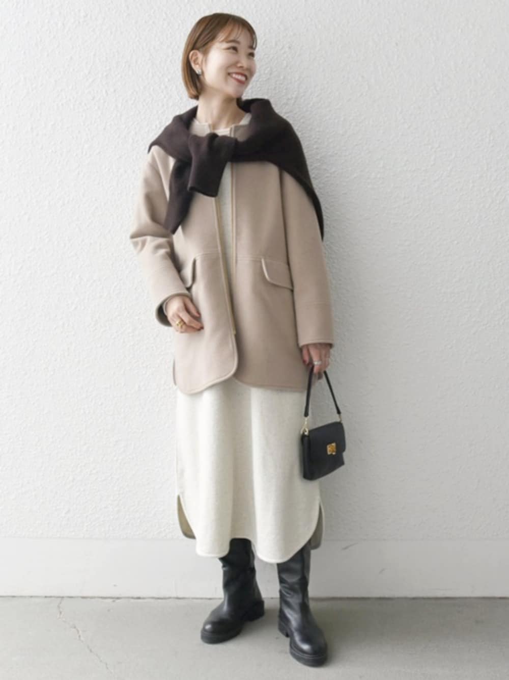 「冬アウター、最近のいい感じコーデ、冬、オトナ女子、きれいめコーデ、オトナカジュアル、ワンピース、ニット、冬コーデ、シップスエニィ、SHIPS any、スウェットワンピース、ノーカラーコート、骨格ナチュラル、アウター」｜「SHIPS anyのSHIPS any: SUPER100 ノーカラー ジップ ショートコート（ノーカラーコート、ベージュ系）」を使った、机さん（レディース・166cm）の冬コーディネートの1枚目の写真