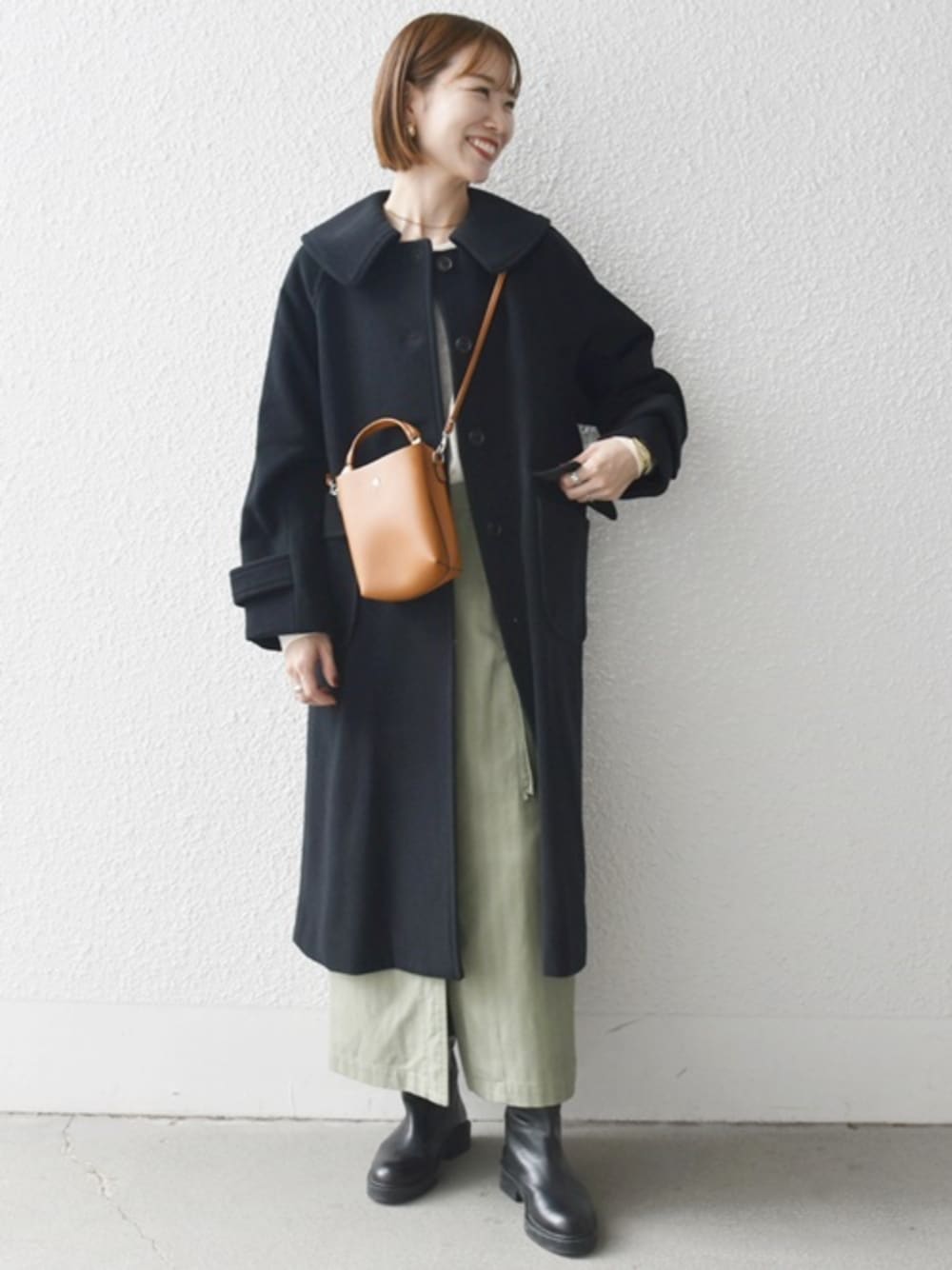 「クリスマスに着たい服、ロングスカート、冬コーデ、スカート、スカートスタイル、コート、ロングコート、フェミニン、オトナ女子、オトナカワイイ、タイトスカート、イエベ春、骨格ナチュラル、SHIPS any、シップスエニィ」｜「SHIPS anyのSHIPS any:〈洗濯機可能〉フロント ジップ カーゴ タイトスカート（スカート、グリーン系）」を使った、机さん（レディース・166cm）の冬コーディネートの1枚目の写真