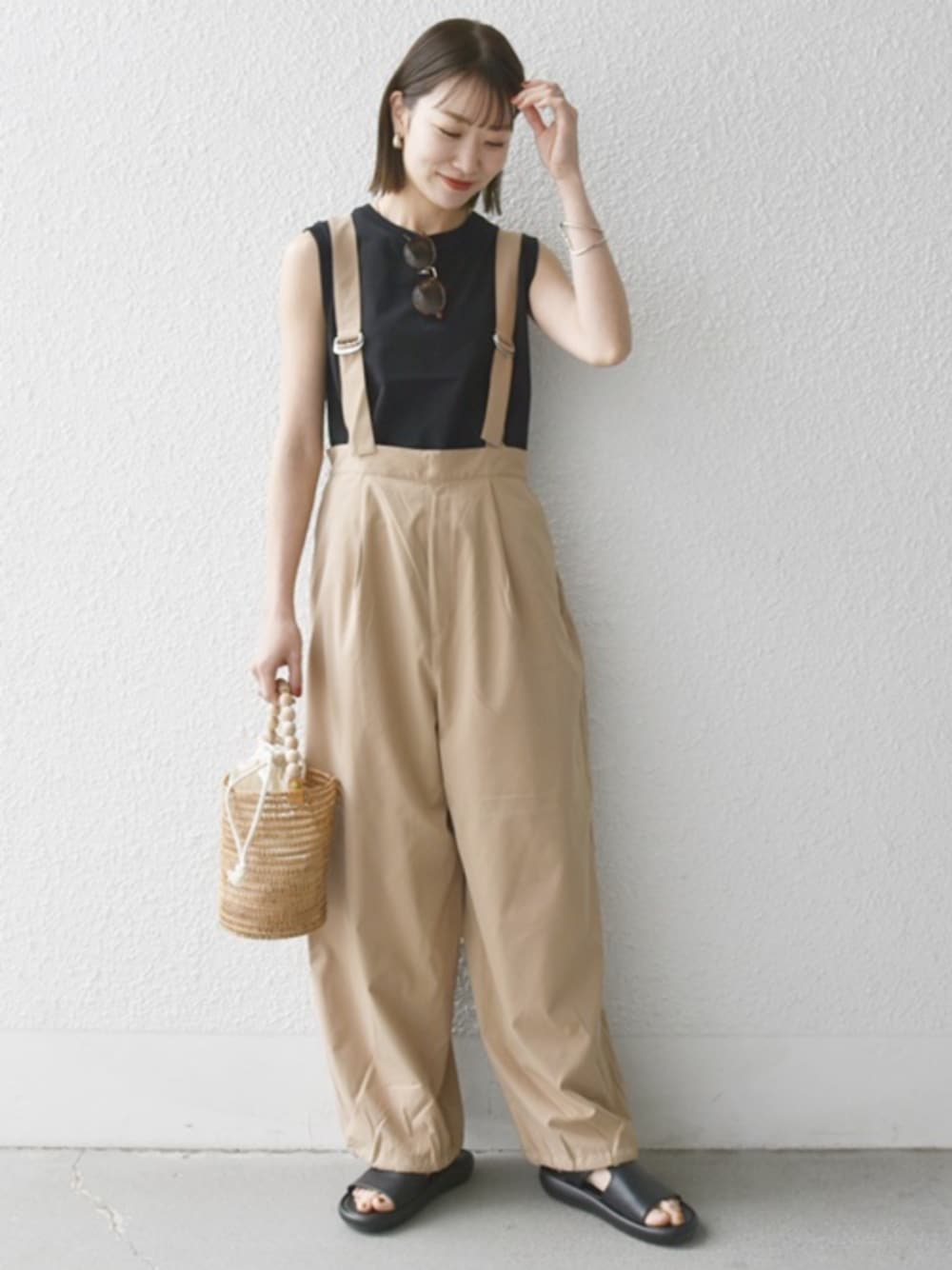 「サロペット、大人カジュアル、春夏コーデ、シンプルコーデ、おでかけコーデ、大人女子、リラックススタイル、オトナカワイイ、カジュアル、かごバッグ、サンダル、カジュアルコーデ、シップスエニィ、SHIPS any、骨格ナチュラル」｜「SHIPS anyの【SHIPS any別注】eblouna: ベルクロ アッパー カバー サンダル（サンダル、ブラック系）」を使った、机さん（骨格ナチュラル・レディース・166cm）の春コーディネートの1枚目の写真