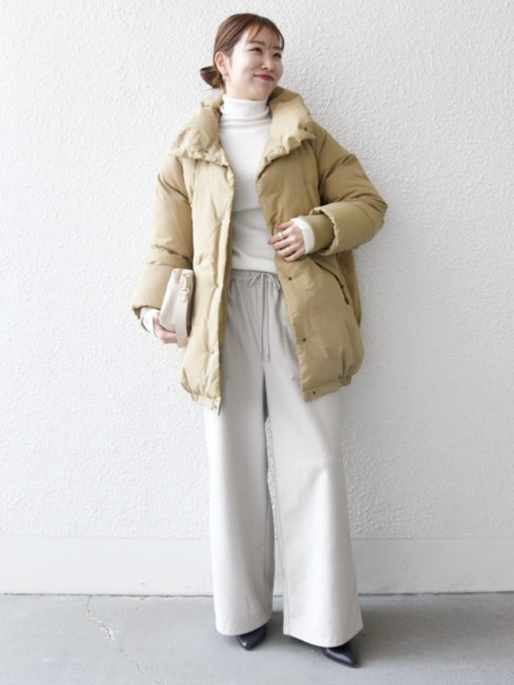 ホワイト系のニット/セーター、ベージュ系のその他パンツ、ベージュ系のダウンジャケット/コートを着用したレディースの冬コーディネートの1枚目の写真