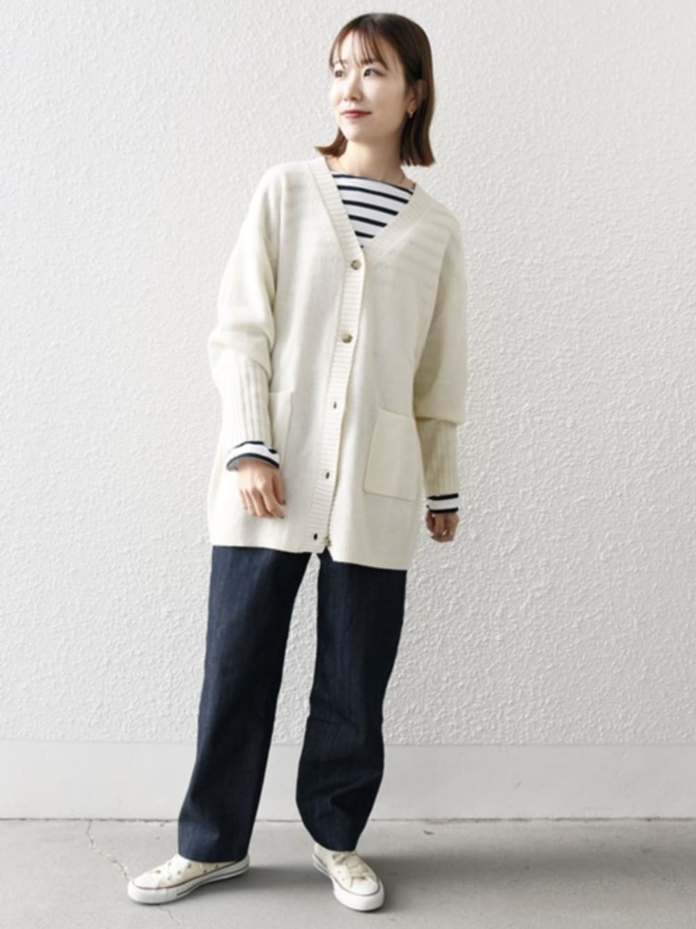 その他のカーディガン/ボレロ、ブルー系のデニムパンツ、ホワイト系のカーディガン/ボレロを着用したレディースの秋コーディネートの1枚目の写真