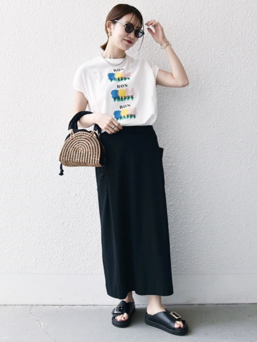 「ロゴT、Tシャツ、スカート、ロングスカート、白Tシャツ、サンダル、カジュアルスタイル、夏、ラクチンコーデ、骨格ナチュラル、イエベ春、SHIPS any、シップスエニィ、スカートスタイル、ベルトサンダル」｜「SHIPS anyのSHIPS any: バックル ベルト プラットフォーム サンダル（サンダル、ブラック系）」を使った、机さん（骨格ナチュラル・レディース・166cm）の夏コーディネートの1枚目の写真