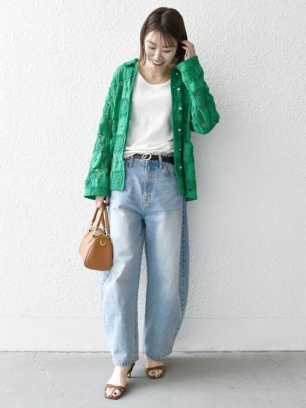 「シアートップス、春服、リラックススタイル、カラーコーデ、デニムコーデ、レース、レーストップス、SHIPS any、シップスエニィ、ジャケット、シャツ、緑、デニム、デニムパンツ、骨格ナチュラル」｜「bon_meurのbon_meur:〈洗濯機可能〉コクーン シルエット デニム パンツ（デニムパンツ、ブルー系）」を使った、机さん（骨格ナチュラル・レディース・166cm）の春コーディネートの1枚目の写真