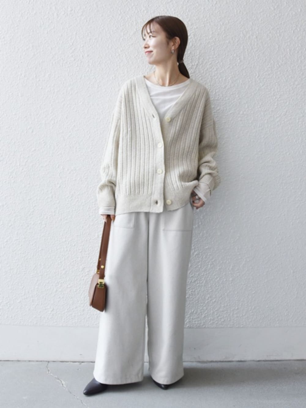 ベージュ系のその他パンツ、ベージュ系のカーディガン/ボレロを着用したレディースの冬コーディネートの1枚目の写真