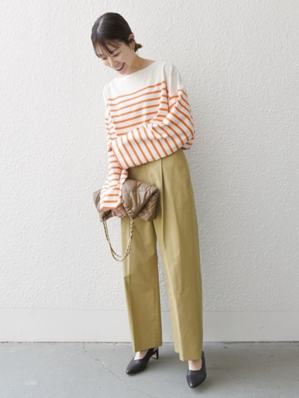 「休日スタイル、ボーダー、ビッグシルエット、オレンジ、チノパン、シップスエニィ、SHIPS any、パンプス、ワイドスリーブ」｜「SHIPS anyのSHIPS any:〈洗濯機可能〉チノ ストレート ワイド パンツ（チノパンツ、ベージュ系）」を使った、机さん（レディース・166cm）の冬コーディネートの1枚目の写真