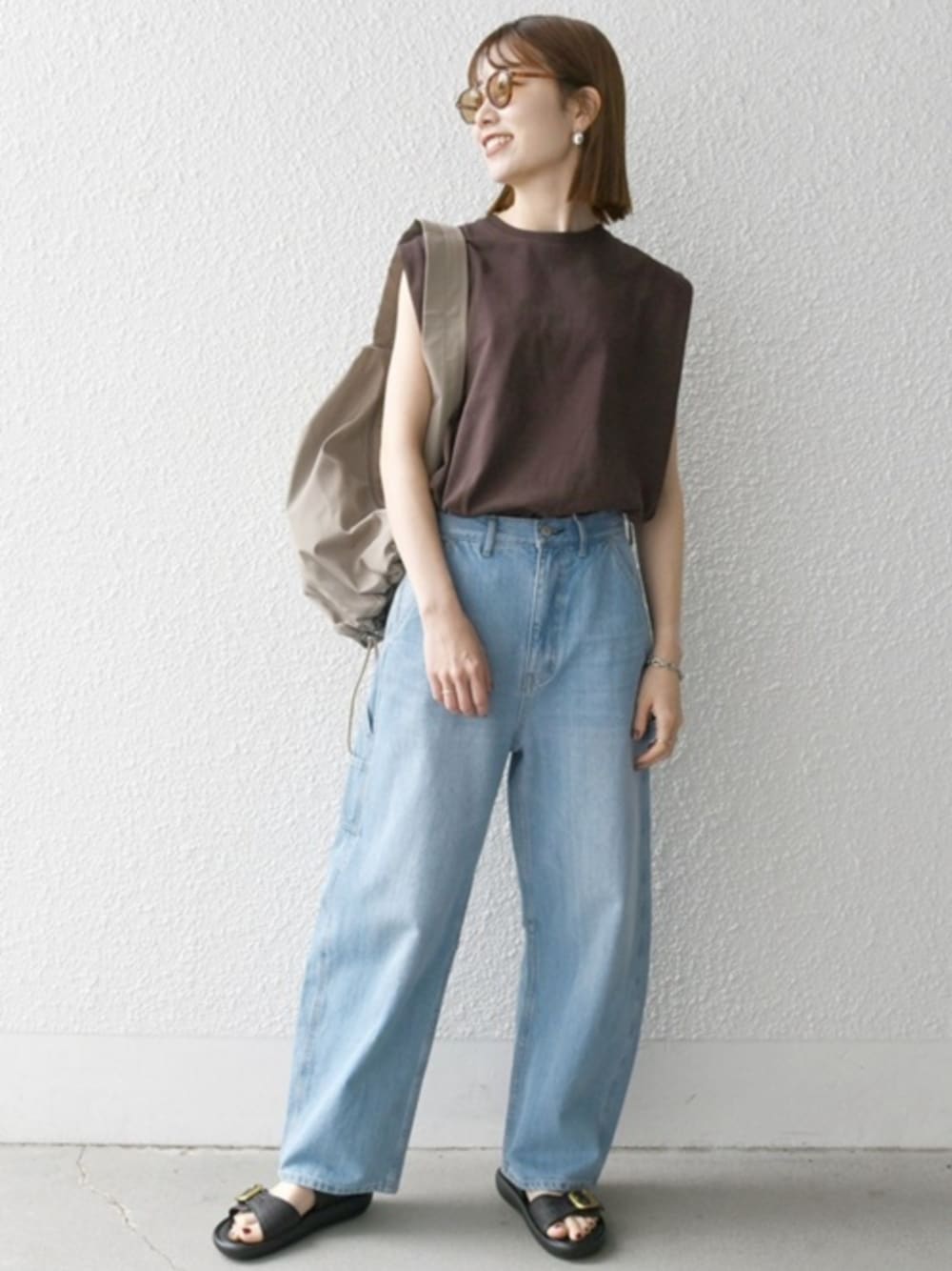 「シンプルコーデ、きれいめカジュアル、春夏コーデ、アウトドアスタイル、休日スタイル、楽チンコーデ、ノースリーブ、Tシャツ、ボディバッグ、デニム、シップスエニィ、SHIPS any、ベルトサンダル、ワイドデニム」｜「SHIPS anyのSHIPS any:〈洗濯機可能〉コクーン ペインター デニム パンツ［SHIPS any DENIM］（デニムパンツ、ブルー系）」を使った、机さん（レディース・166cm）の春コーディネートの1枚目の写真