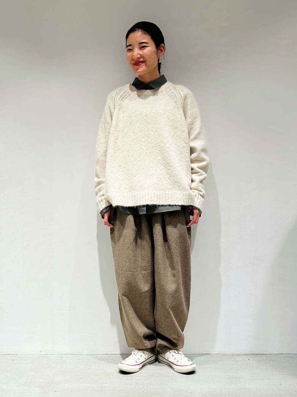 「onigiri、低身長、低身長コーデ、低身長女子、パンツスタイル、冬コーデ、冬、レイヤードスタイル、トラッド、シャツスタイル、ニット」｜「ONIGIRIのスモールギンガムチェック　ＢＩＧシャツ　（長袖）（シャツ/ブラウス、グリーン系）」を使った、は し も とさん（レディース・151cm）の冬コーディネートの1枚目の写真
