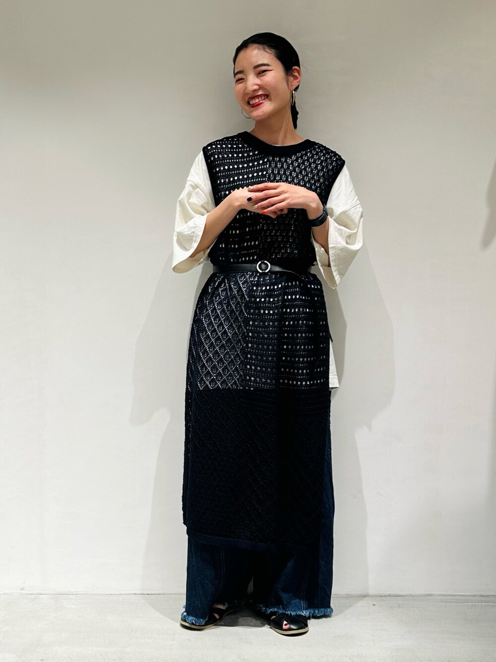 「きれいめカジュアル、夏ファッション、低身長女子、夏、夏コーデ、デニム、デニムパンツ、Tシャツ、ジレ、サンダル、サンダルコーデ、ベルト」｜「ONIGIRIの麻タッチ透かし柄　ロングジレ（ベスト、ブルー系）」を使った、は し も とさん（レディース・151cm）の夏コーディネートの1枚目の写真