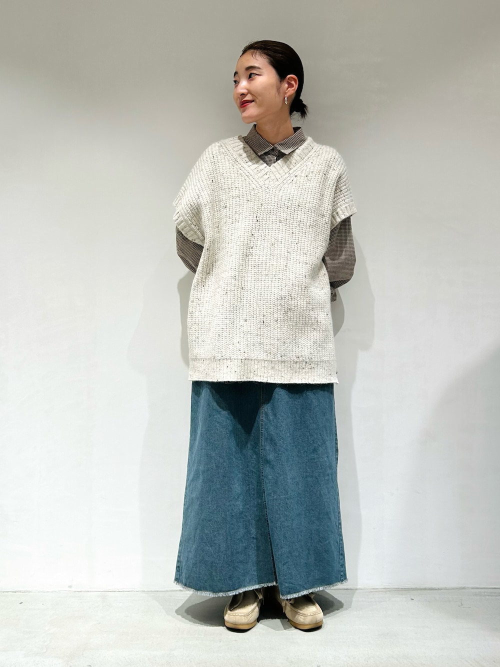「onigiri、低身長、低身長コーデ、低身長女子、シャツスタイル、チェックシャツ、ギンガムチェック、ニットベスト、デニム、デニムスカート、フリンジ、スカート」｜「ONIGIRIのスモールギンガムチェック　ＢＩＧシャツ　（長袖）（シャツ/ブラウス、ベージュ系）」を使った、は し も とさん（レディース・151cm）の冬コーディネートの1枚目の写真