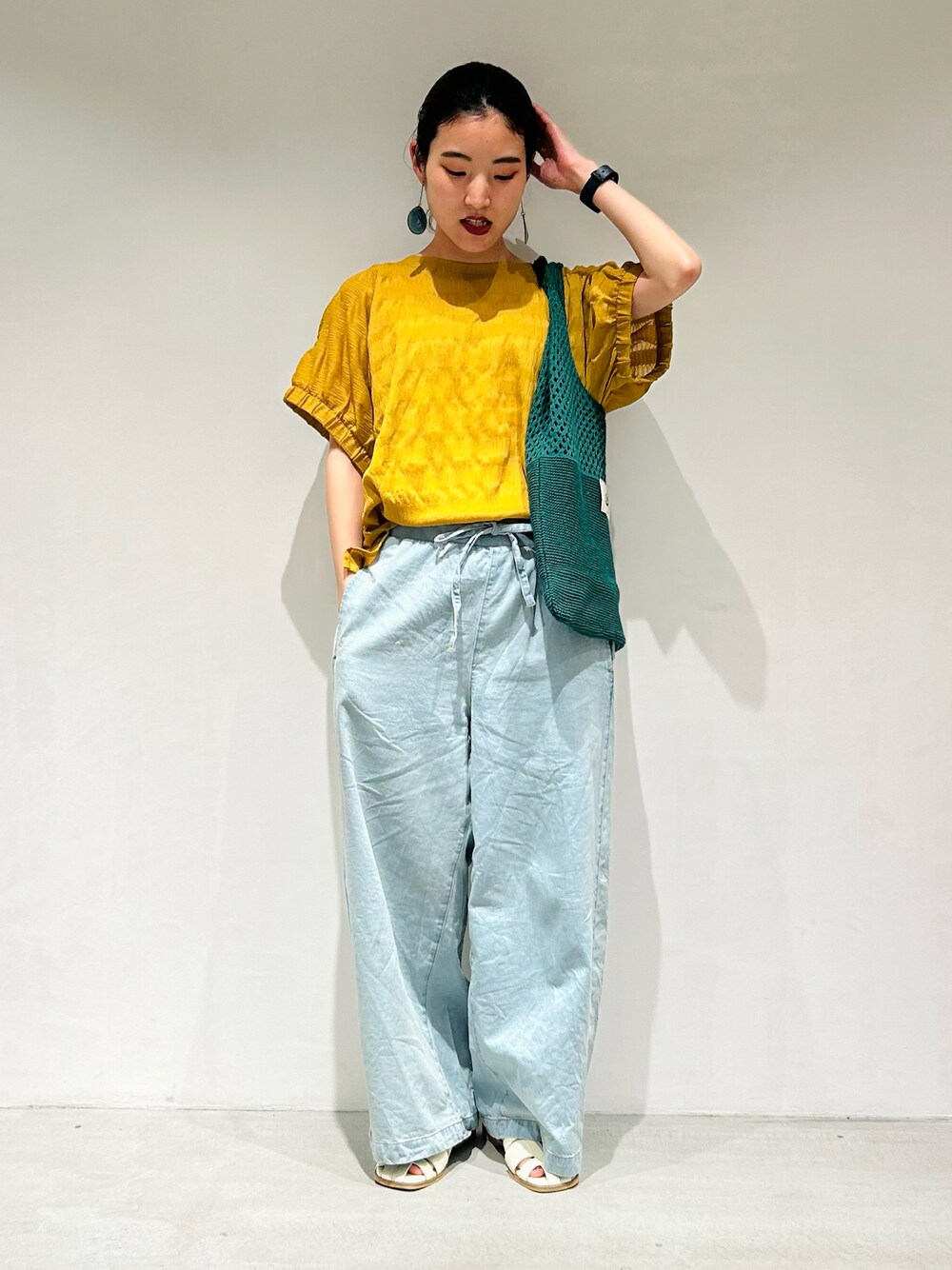 「夏コーデ、夏、デニム、デニムパンツ、イエロー、低身長、低身長コーデ、パンツコーデ」｜「ONIGIRIのシアーボーダー　ドルマンスリーブＴシャツ（Tシャツ/カットソー、イエロー系）」を使った、は し も とさん（レディース・151cm）の夏コーディネートの1枚目の写真