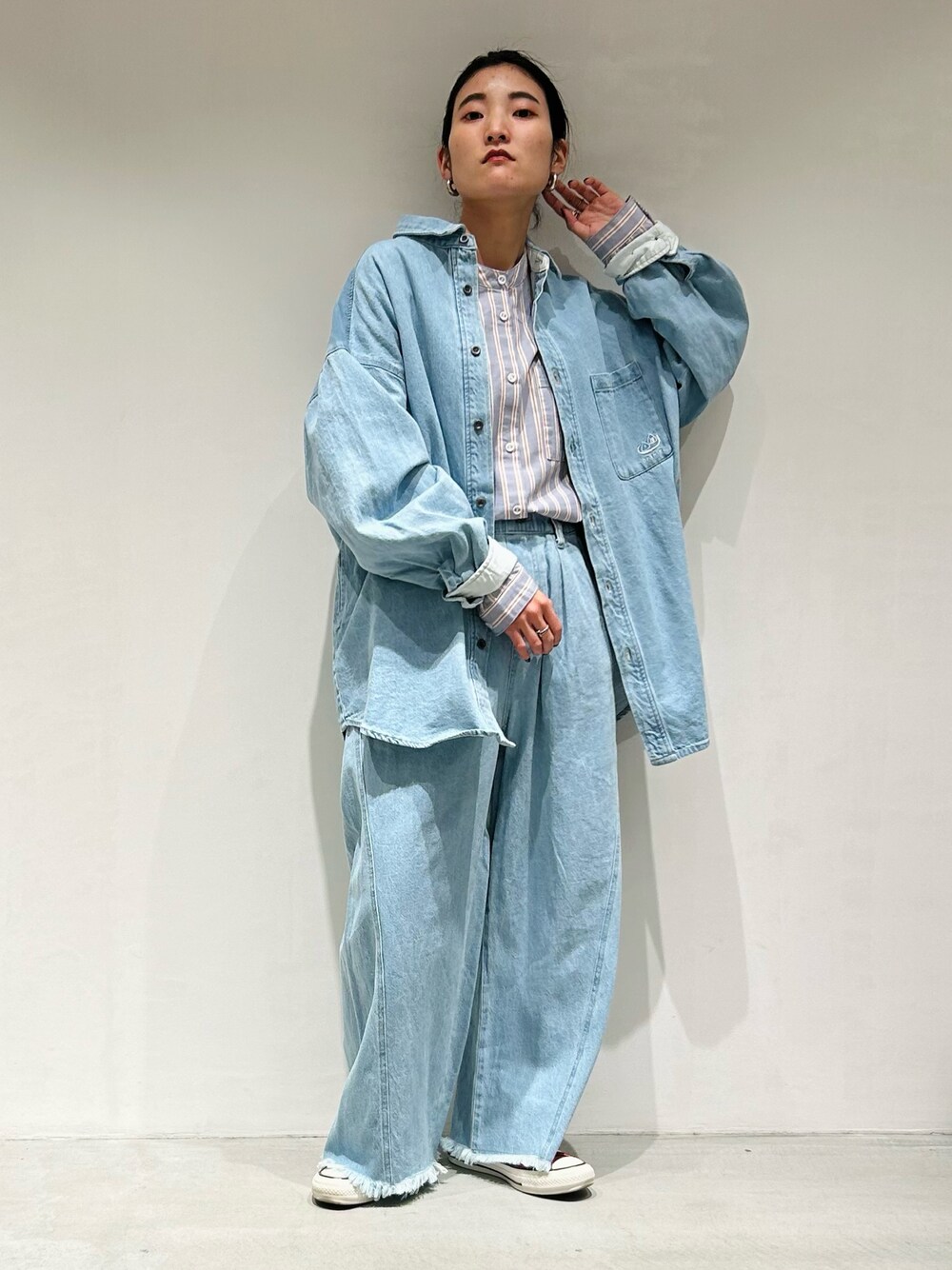 「大人コーデ、春色、デニム、デニムパンツ、デニムブルゾン、セットアップ、シャツ、ストライプシャツ、フリンジ、春コーデ、ブルー、サックスブルー、デニムスタイル、onigiri」｜「ONIGIRIのイージーケア　ストライプ　バンドカラーシャツ（シャツ/ブラウス、ブルー系）」を使った、は し も とさん（レディース・151cm）の冬コーディネートの1枚目の写真