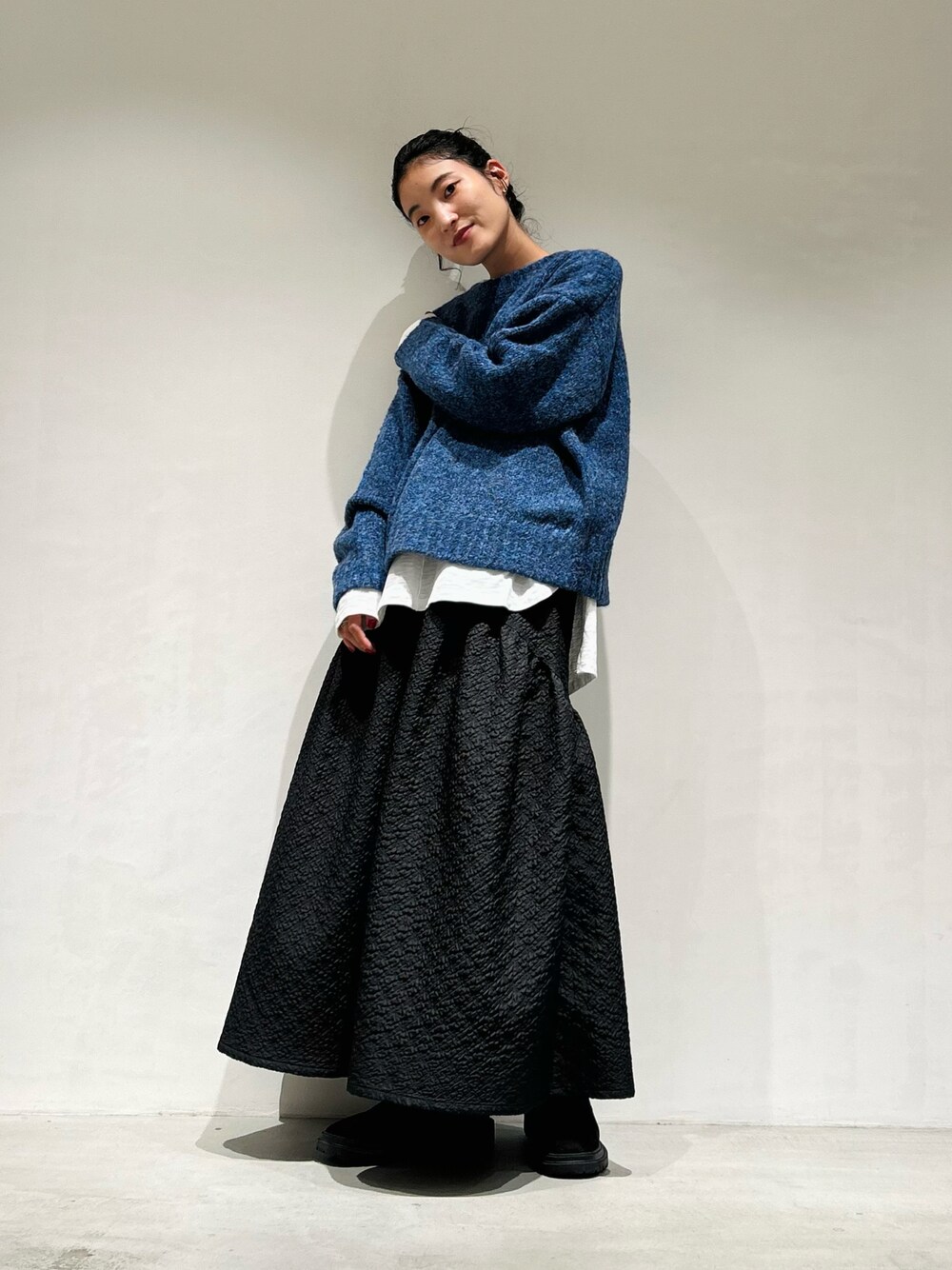 「秋服まるっと大公開、秋服、おでかけコーデ、秋コーデ、大人かわいい、ニットコーデ、低身長、低身長コーデ、スカート、スカートコーデ、キレイめカジュアル、ブーツコーデ、黒、ブルー」｜「ONIGIRIのアイテム（ニット/セーター、ブルー系）」を使った、は し も とさん（レディース・151cm）の秋コーディネートの1枚目の写真