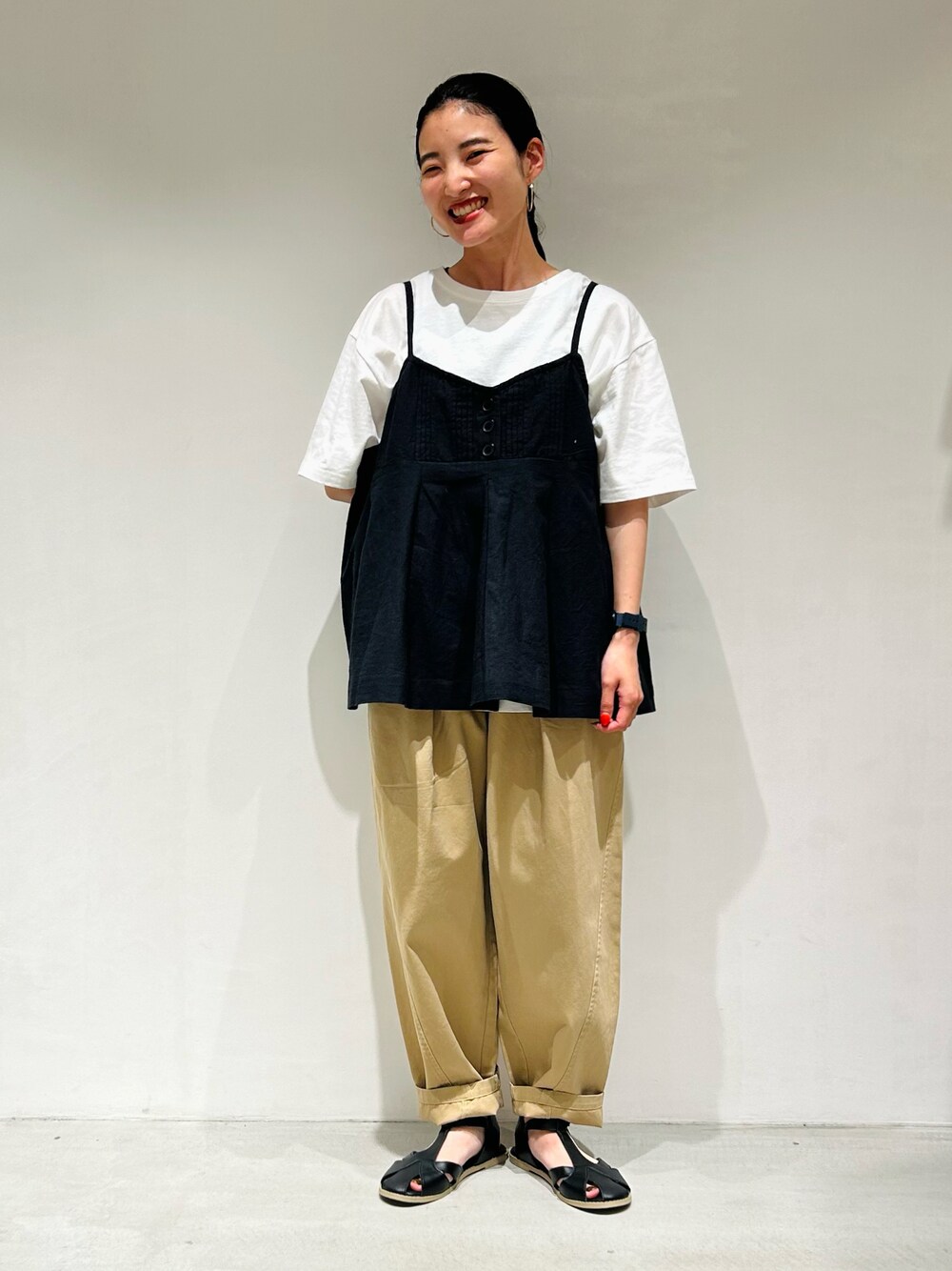 「休日スタイル、夏、夏コーデ、パンツ、チノパン、ベージュ、サンダル、ビスチェ、低身長、低身長コーデ、低身長女子」｜「ONIGIRIのバックフレアＴシャツ（Tシャツ/カットソー、ホワイト系）」を使った、は し も とさん（レディース・151cm）の夏コーディネートの1枚目の写真