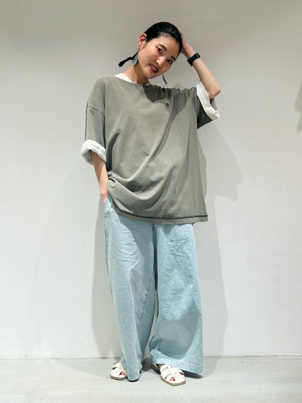 「休日スタイル、Tシャツ×デニム、夏、夏コーデ、デニムパンツ、サンダル、低身長、低身長コーデ、低身長女子、onigiri」｜「ONIGIRIの【 速乾 】綿100％ ピグメントＴシャツ（Tシャツ/カットソー、グレー系）」を使った、は し も とさん（レディース・151cm）の夏コーディネートの1枚目の写真