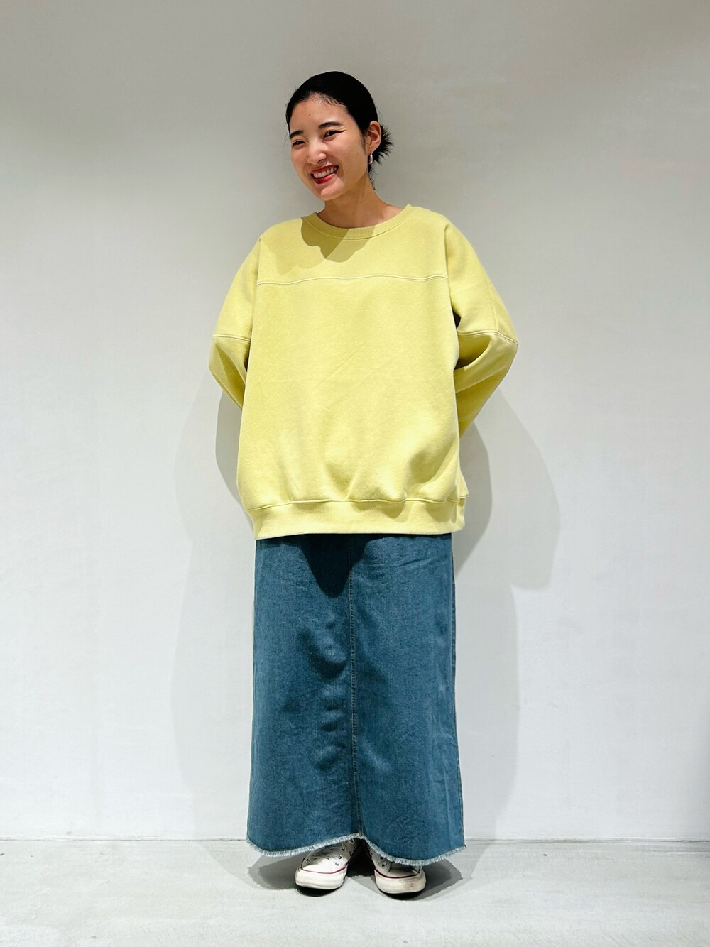 「低身長、低身長コーデ、低身長女子、楽ちんコーデ、onigiri、冬、冬コーデ、デニム、デニムスカート、フリンジ、トレーナー、トレーナー スエット」｜「ONIGIRIの裏起毛　スウエットプルオーバー（スウェット、イエロー系）」を使った、は し も とさん（レディース・151cm）の冬コーディネートの1枚目の写真