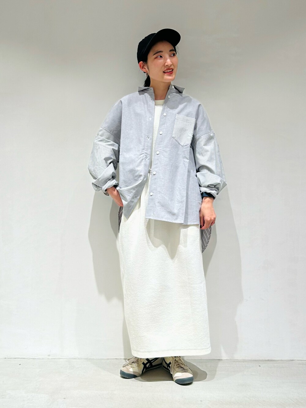 「春服、スニーカー女子、春、低身長女子、スポーティ、シャツ、ワンピース、ストライプシャツ、春コーデ」｜「ONIGIRIのキャップ（キャップ、ブラック系）」を使った、は し も とさん（レディース・151cm）の春コーディネートの1枚目の写真