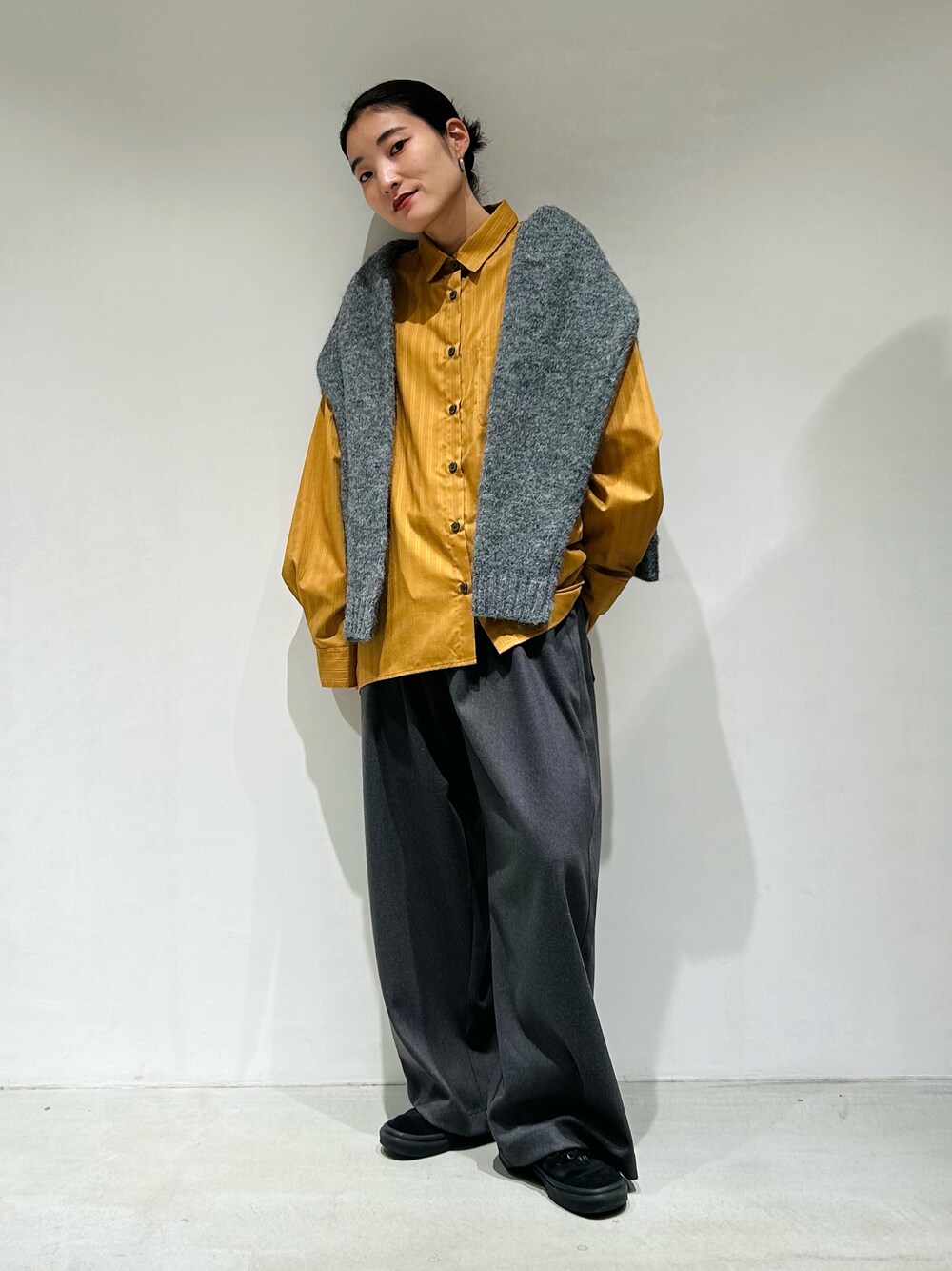 「最近のいい感じコーデ、冬、秋、ハンサム、ハンサムコーデ、パンツスタイル、シャツスタイル、低身長、低身長コーデ、低身長女子、onigiri」｜「ONIGIRIのへアリーニットプルオーバー（ニット/セーター、グレー系）」を使った、は し も とさん（レディース・151cm）の冬コーディネートの1枚目の写真