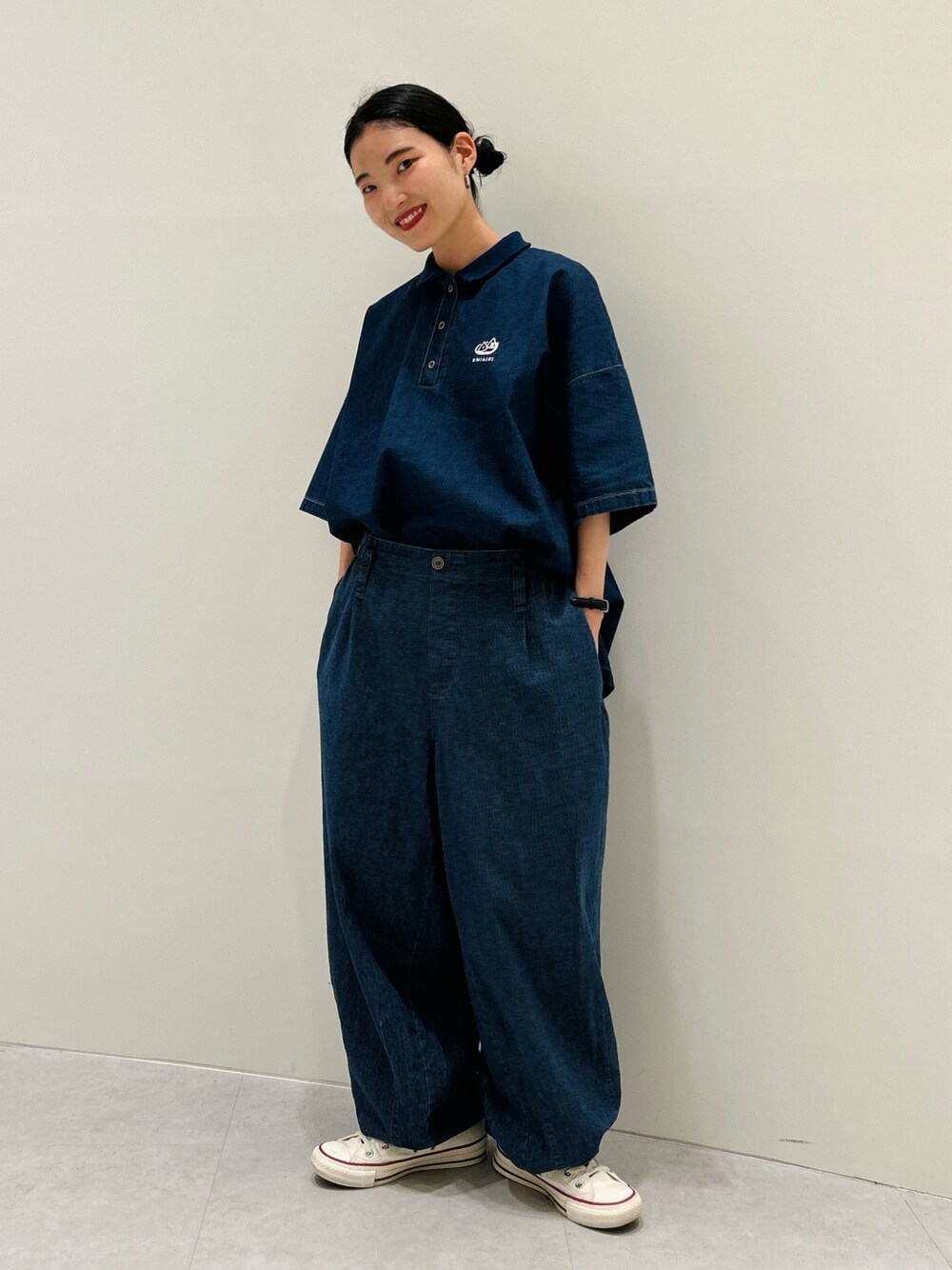 「デニム、デニムパンツ、デニムポロシャツ、低身長コーデ、低身長女子、低身長、onigiri、セットアップ、セットアップスタイル、おしゃれさんと繋がりたい、ワントーンコーデ、ワントーン、夏コーデ、夏、シンプル」｜「ONIGIRIのアイテム（ポロシャツ、ブルー系）」を使った、は し も とさん（レディース・151cm）の夏コーディネートの1枚目の写真
