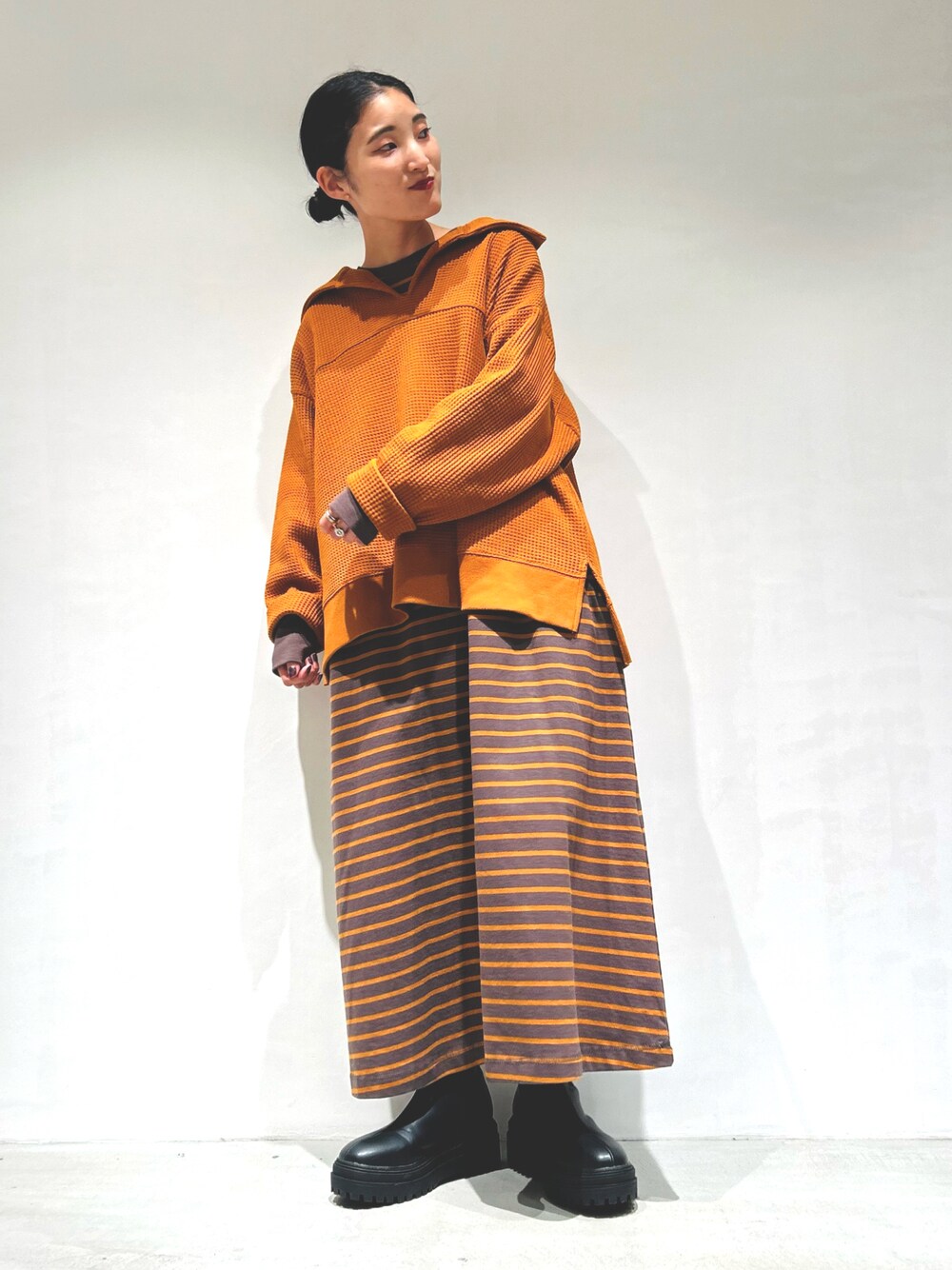 「秋冬コーデ、レイヤードスタイル、秋服、楽チンコーデ、オトナカワイイ、低身長女子、お洒落さんとつながりたい、ワンピーススタイル、オレンジ、ボーダー、ボーダーワンピース、低身長コーデ」｜「ONIGIRIのボーダースウェット　ロングワンピース（ワンピース、ベージュ系）」を使った、は し も とさん（レディース・151cm）の秋コーディネートの1枚目の写真