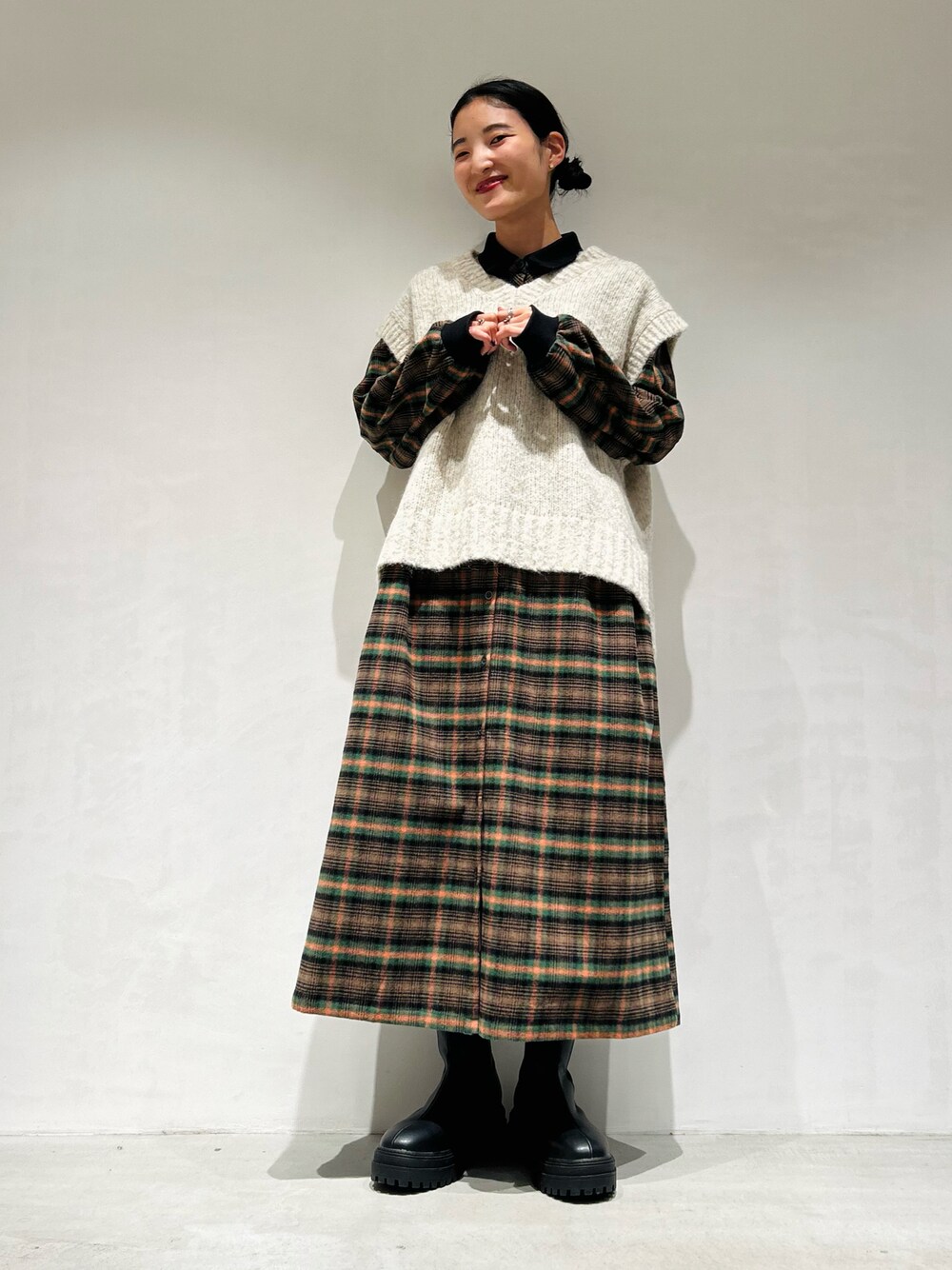 「秋冬、秋冬コーデ、秋服、オトナカワイイ、23AW秋の新作、低身長、シャツワンピース、チェック、トラッド、相互フォロー、ワンピース、低身長コーデ」｜「ONIGIRIのミックスヤーン　べスト（ベスト、ベージュ系）」を使った、は し も とさん（レディース・151cm）の秋コーディネートの1枚目の写真