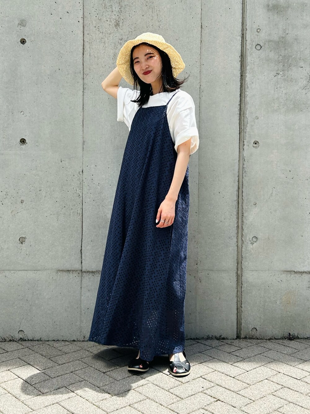 「初夏コーデ、休日コーデ、おしゃれさんと繋がりたい、低身長コーデ、大人ファッション、半袖シャツ、キャミワンピ、キャミワンピース、キャミワンピコーデ」｜「ONIGIRIのこま編み　ハット（ハット、ベージュ系）」を使った、は し も とさん（レディース・151cm）の夏コーディネートの1枚目の写真