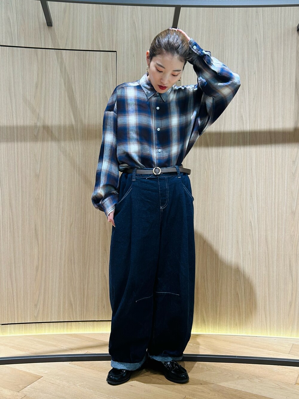 「春コーデ、春、チェックシャツ、チェック、デニム、デニムパンツ」｜「Purple&Yellowのオンブレーチェックシャツ（シャツ/ブラウス、ブラウン系）」を使った、は し も とさん（レディース・151cm）の春コーディネートの1枚目の写真