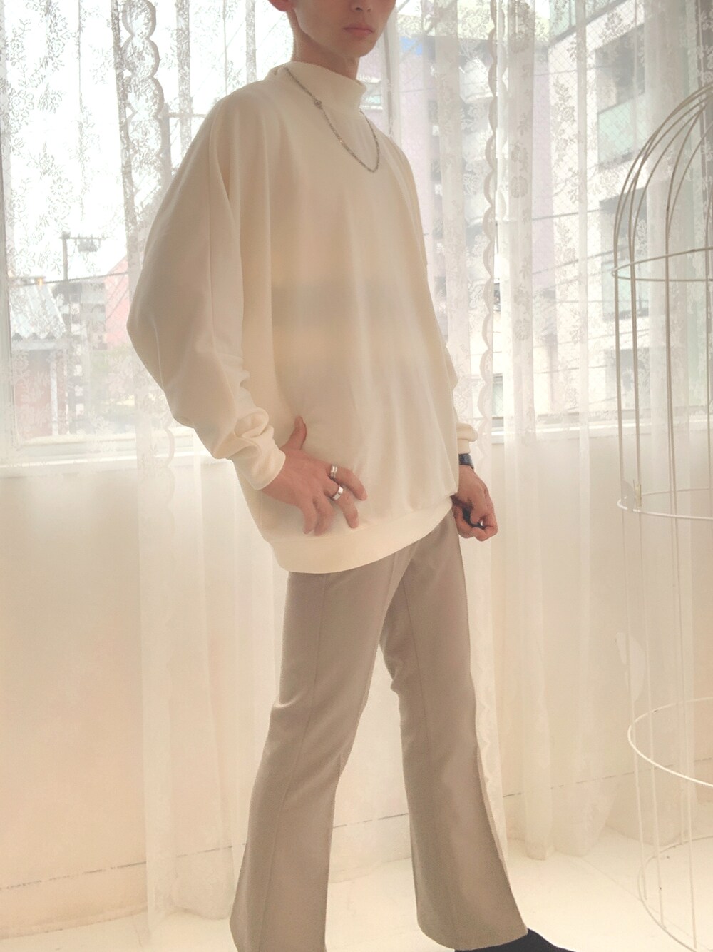「お出かけコーデ、オフホワイトコーデ、40代ファッション、秋冬コーデ、秋服準備はじめました」｜「MONO-MARTのセンタープレスワイドフレアパンツ/TRストレッチスーツ地 ブーツカットフレアカラースラックスパンツ 2023AW（スラックス、ベージュ系）」を使った、ミナケン　さん（メンズ・177cm）の秋コーディネートの1枚目の写真