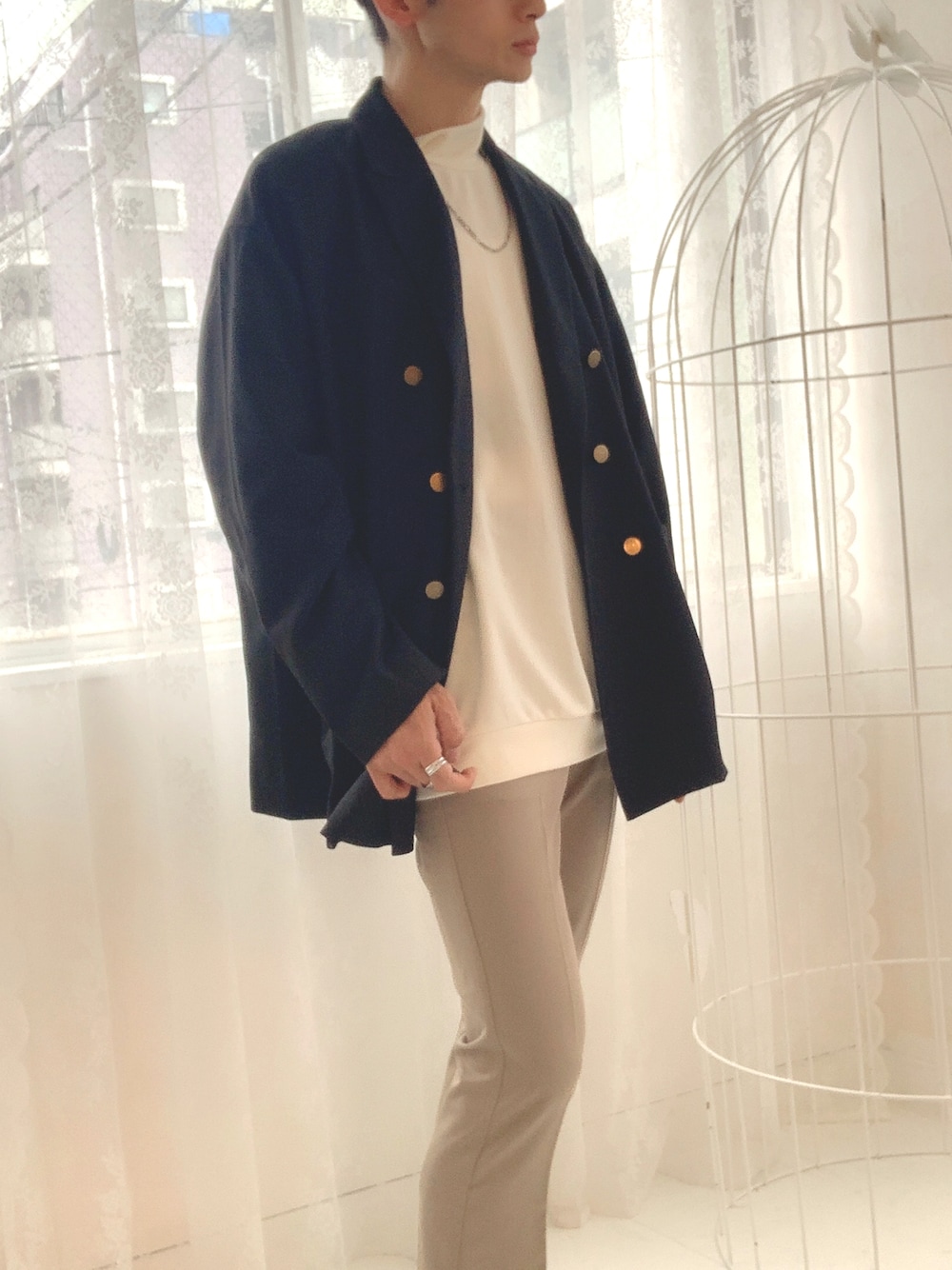 「秋服まるっと大公開、秋コーデ、メンズファッション、大人カジュアル、休日コーデ、40代ファッション、テイラードジャケット、紺、白」｜「MONO-MARTのセンタープレスワイドフレアパンツ/TRストレッチスーツ地 ブーツカットフレアカラースラックスパンツ 2023AW（スラックス、ベージュ系）」を使った、ミナケン　さん（メンズ・177cm）の秋コーディネートの1枚目の写真