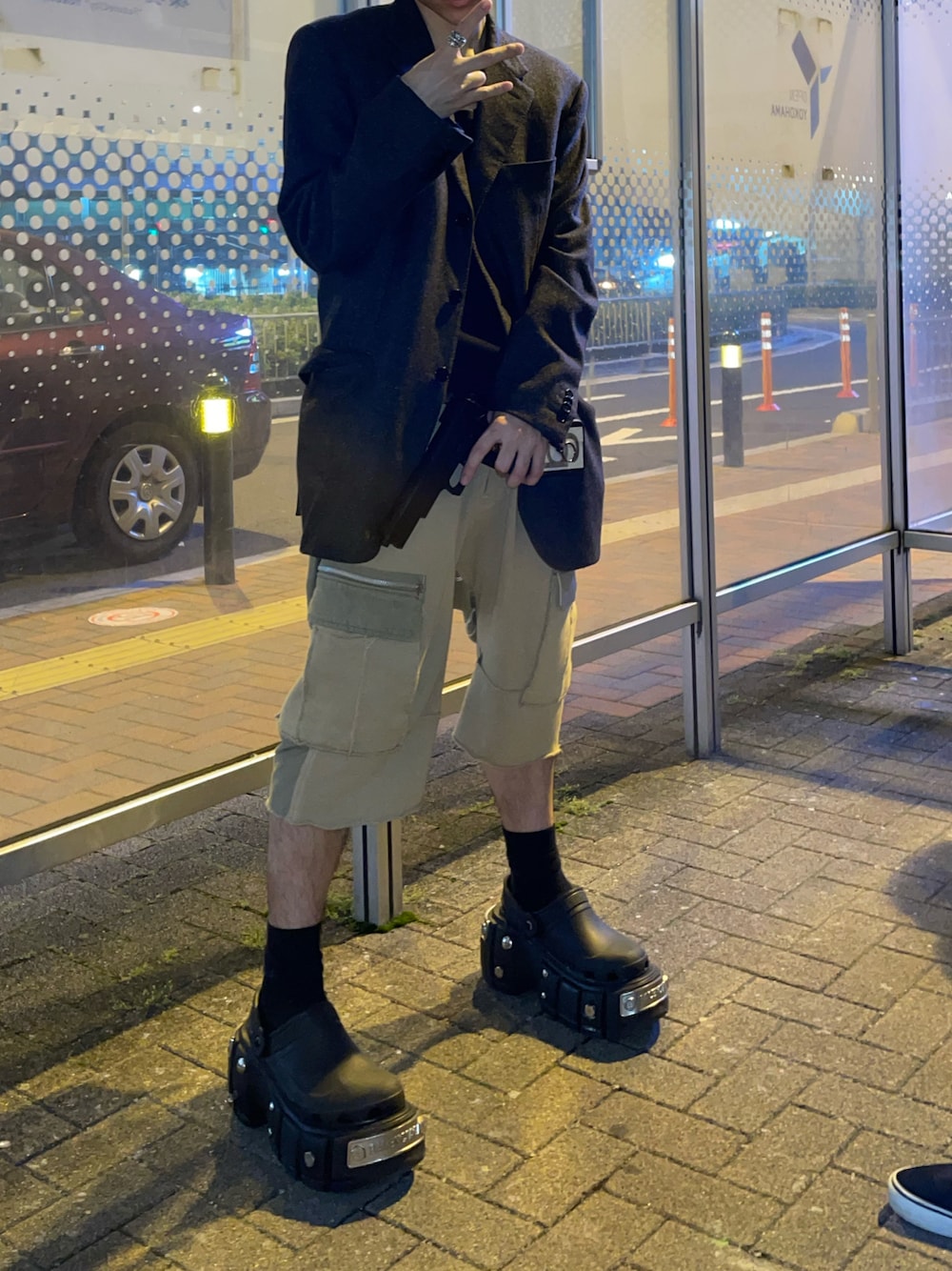 夏の涼しげな足元に♪ BALENCIAGA サンダル バレンシアガがクロックスの定番を再構築したコラボフットウェア