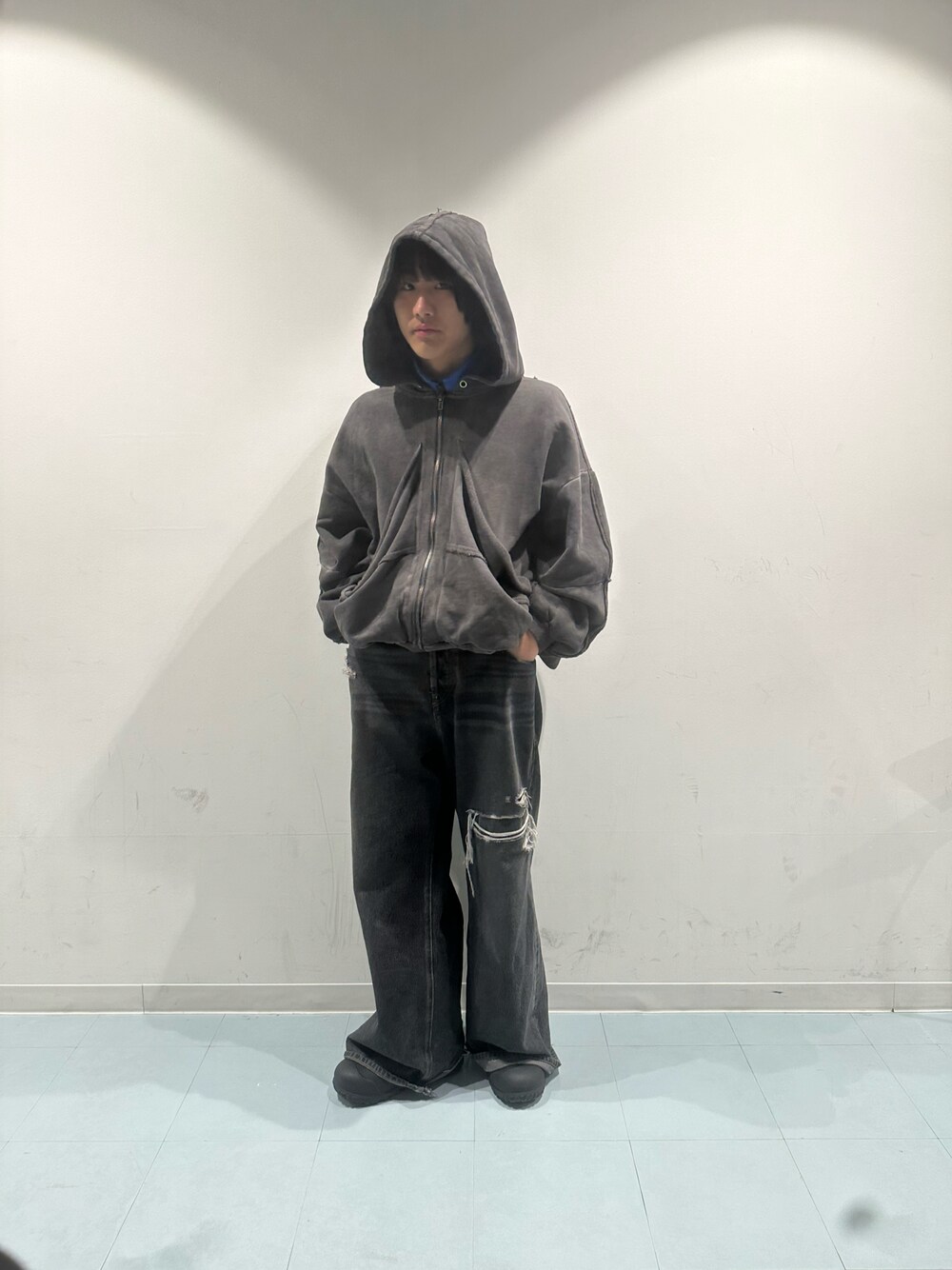 グレー系のパーカー、グレー系のパーカーを着用したメンズの冬コーディネートの1枚目の写真