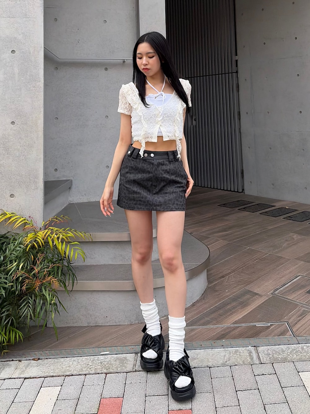 ホワイト系のTシャツ/カットソー、グレー系のスカート、ブラック系のサンダルを着用したレディースの夏コーディネートの1枚目の写真